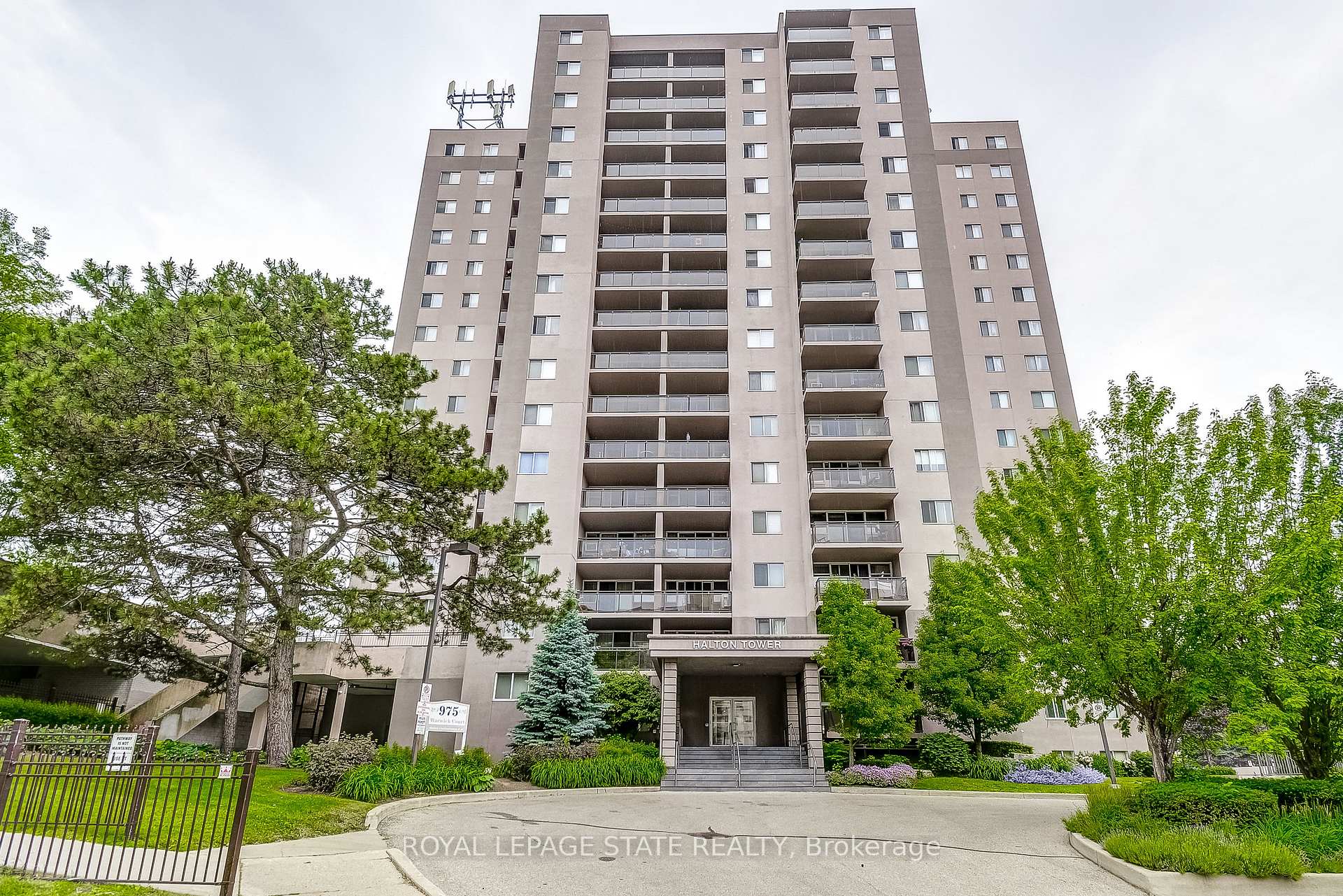 1 Bedroom Condo at 975 Warwick, Burlington For sale