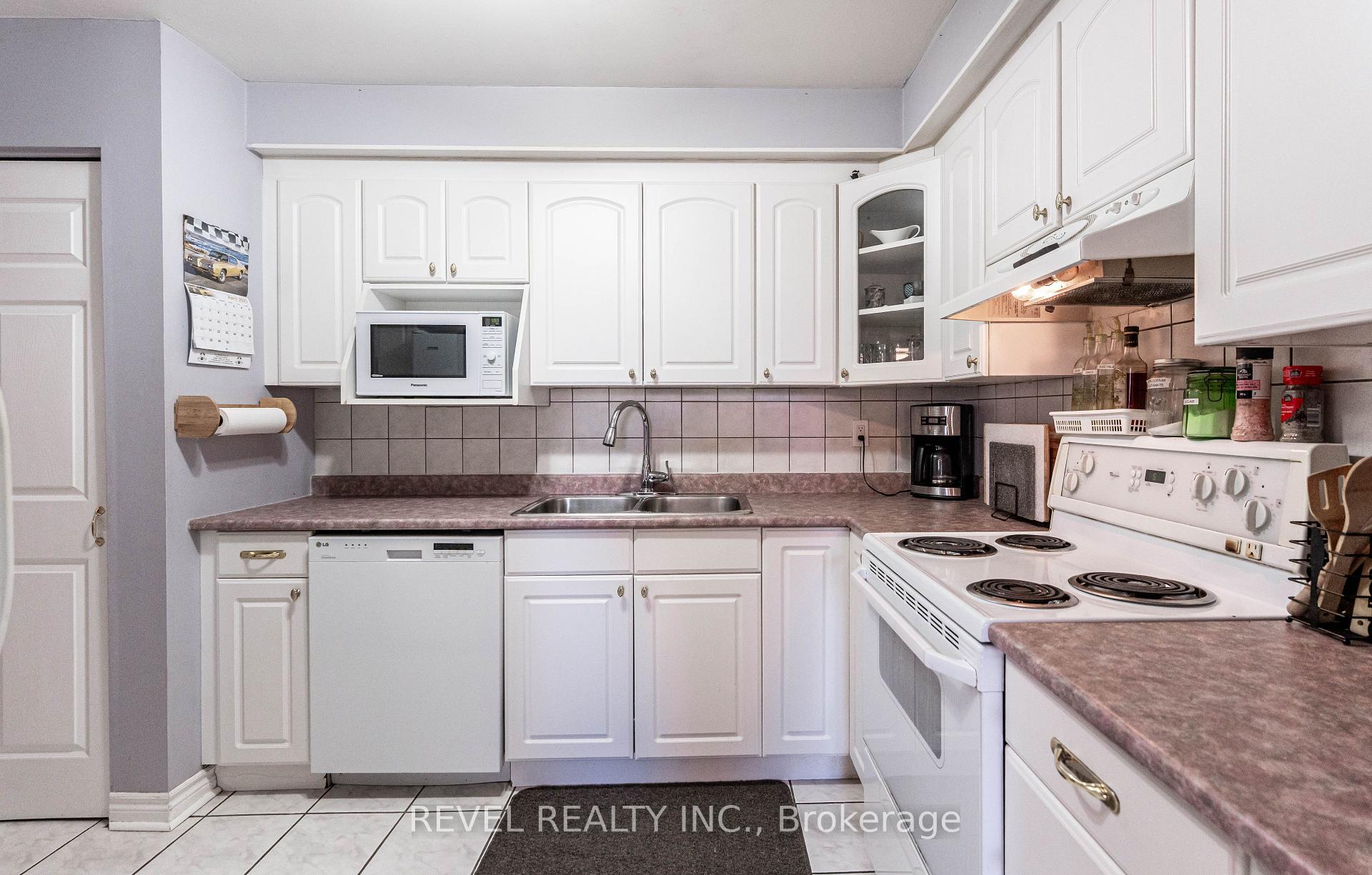 3 Bedrooms Condo at 25 Redbury,  Hamilton For sale