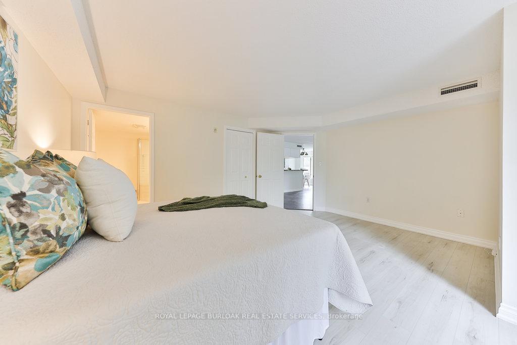 2 Bedrooms Condo at 216E Plains, Burlington For sale
