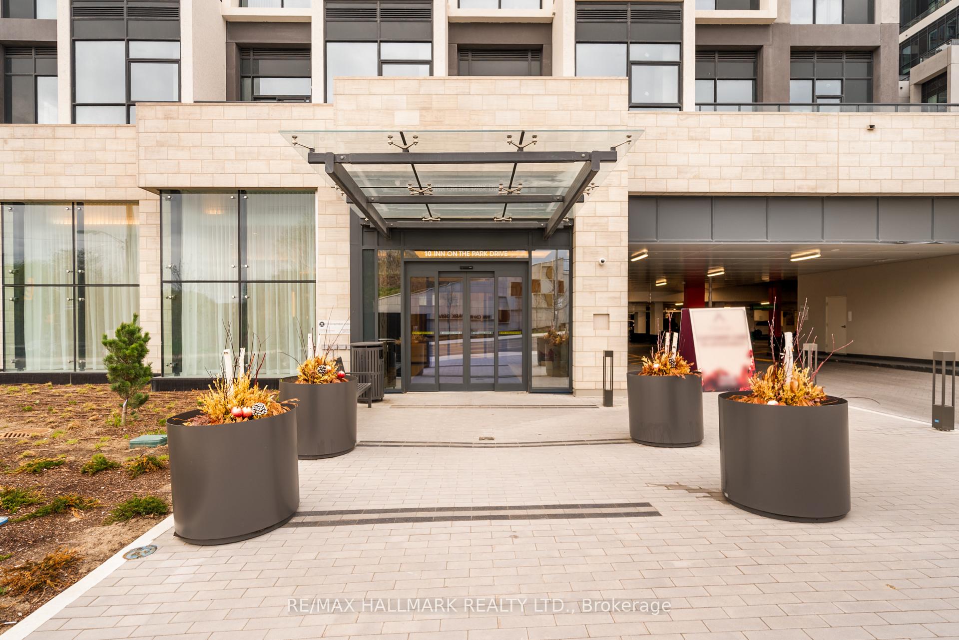 3 Bedrooms Condo at 10 Inn On The Park, Toronto For sale