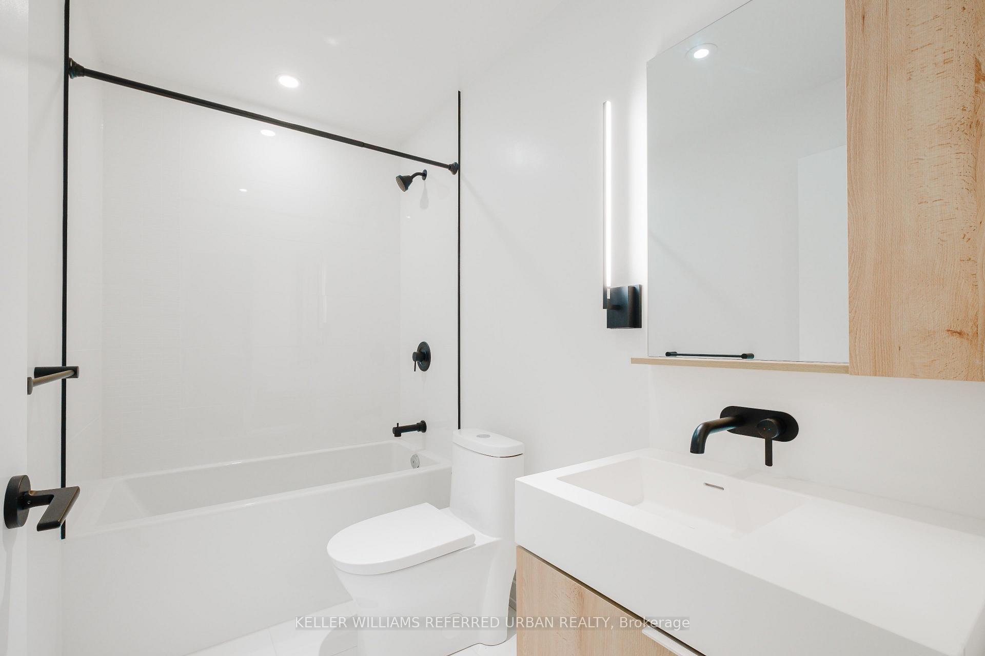 3 Bedrooms Condo at 127 Broadway, Toronto For sale