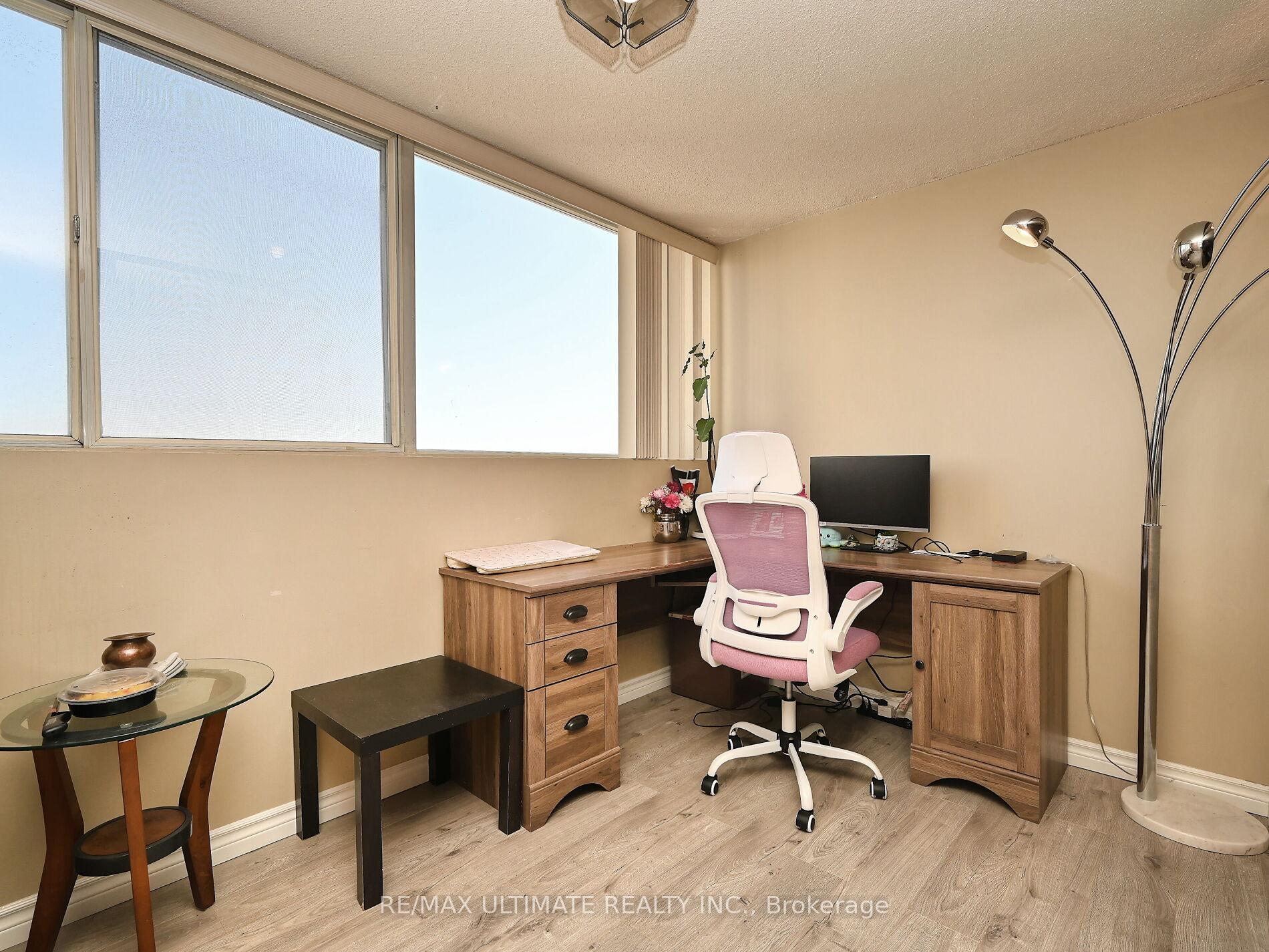 3 Bedrooms Condo at 3700 Kaneff, Mississauga For sale