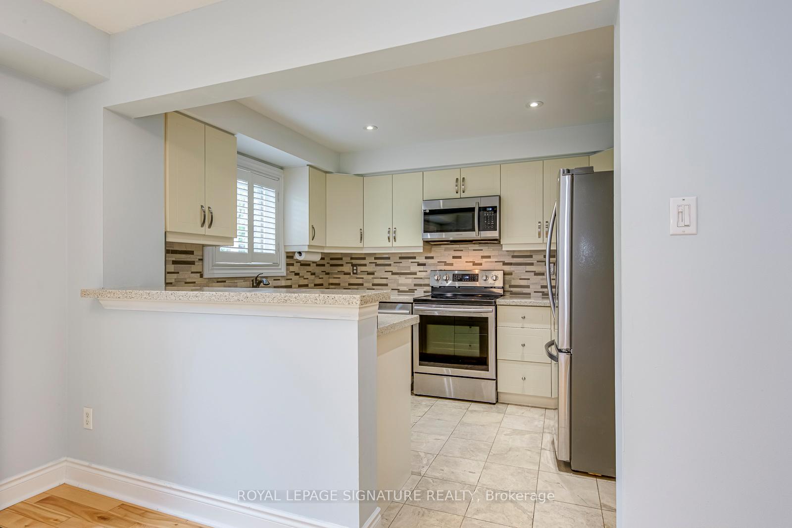 3 Bedrooms Condo at 5659 Glen Erin, Mississauga For sale