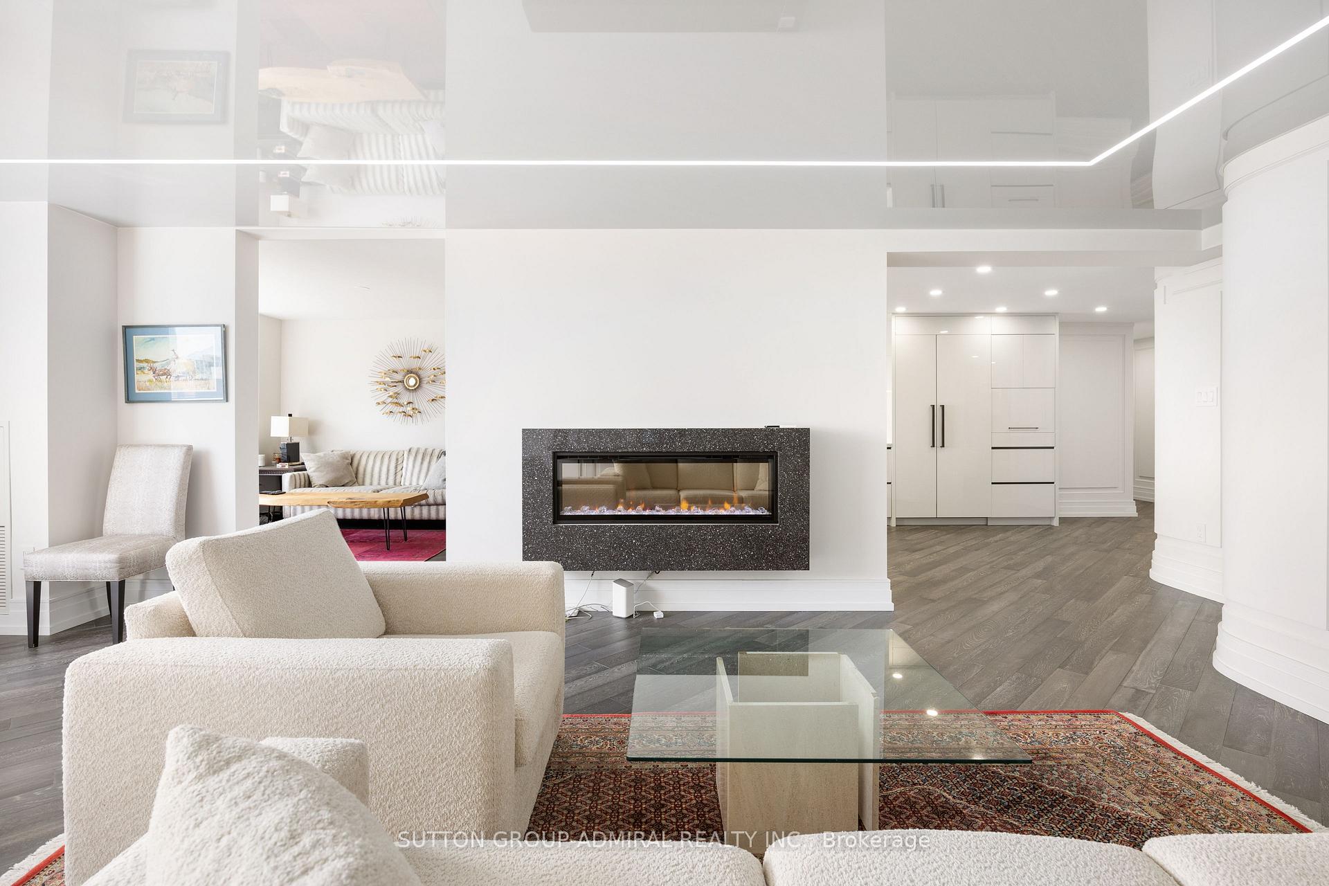 2 Bedrooms Condo at 131 Beecroft, Toronto For sale