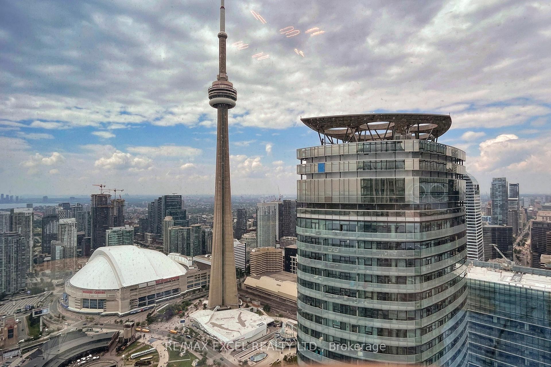 2 Bedrooms Condo at 10 York, Toronto For sale