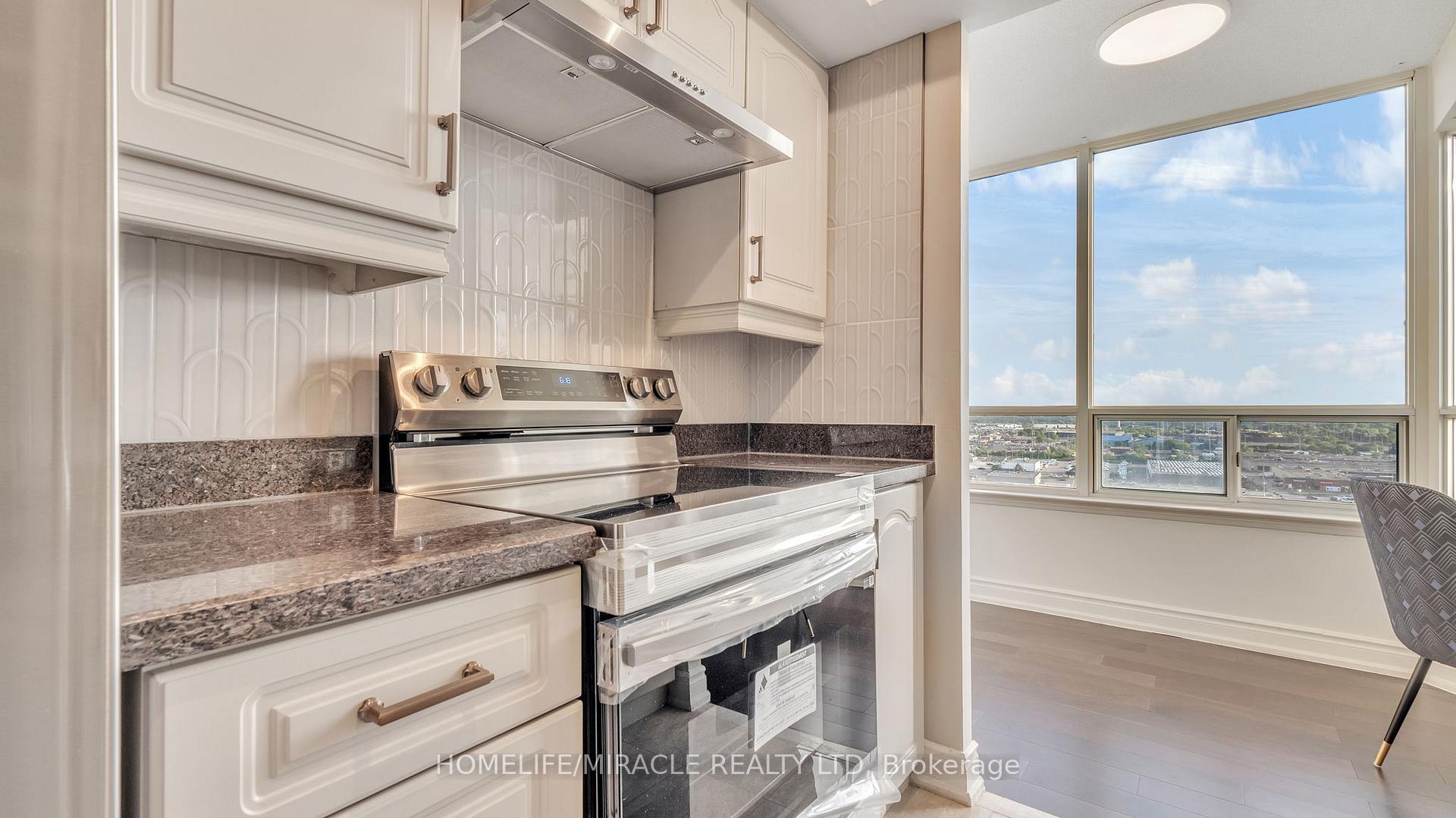 3 Bedrooms Condo at 550 Webb, Mississauga For sale