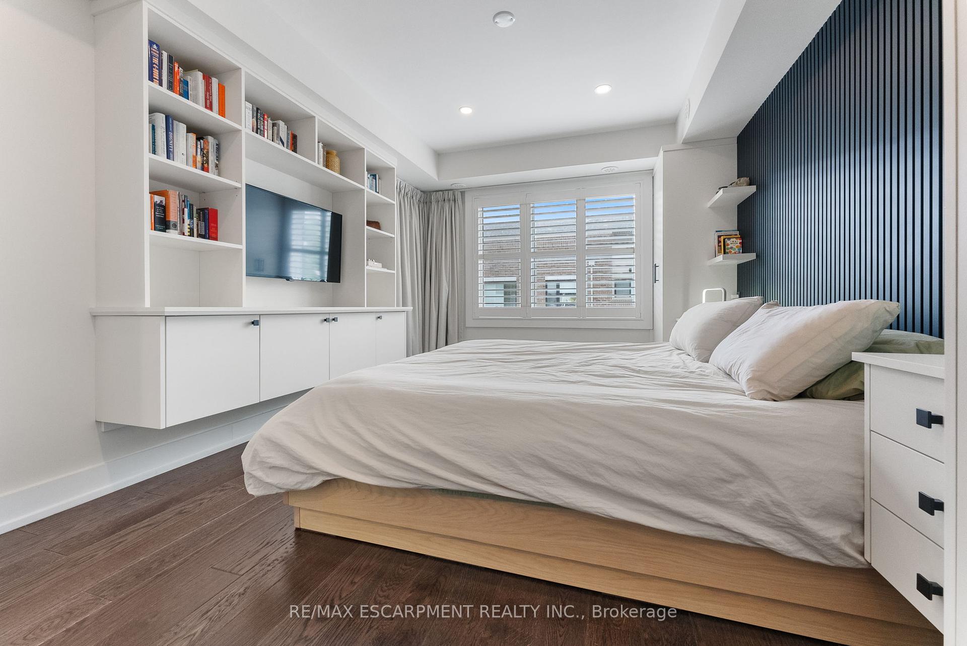 2 Bedrooms Condo at 6 Drummond, Toronto For sale