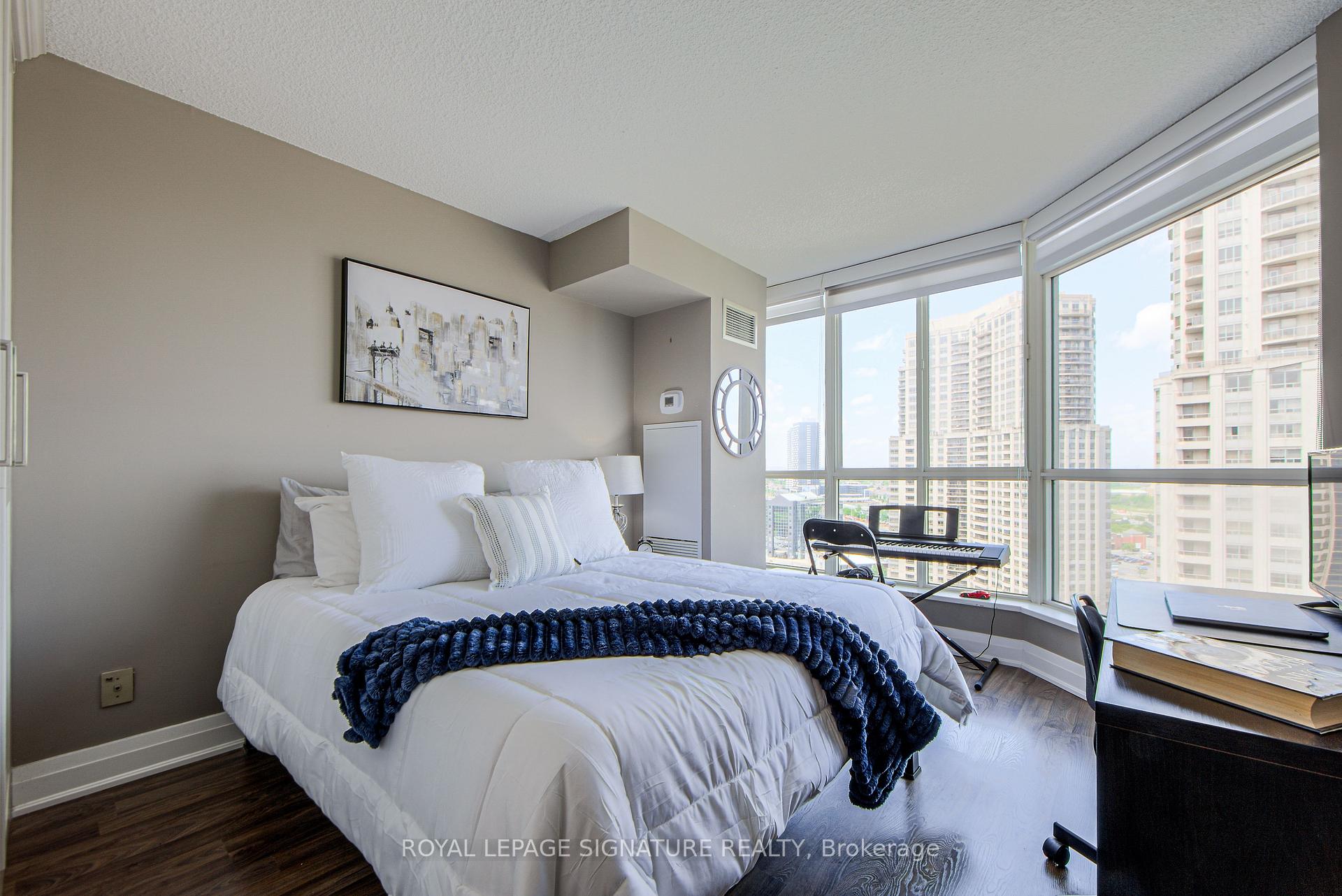 3 Bedrooms Condo at 55 Kingsbridge Garden, Mississauga For sale