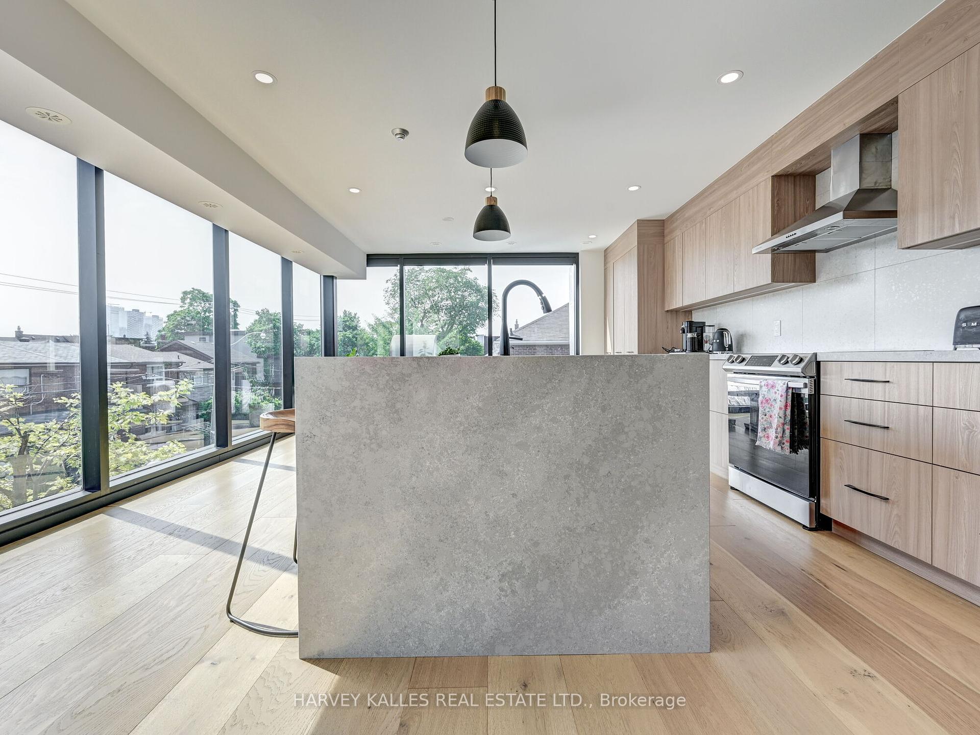 885 Dundas Street W Upper