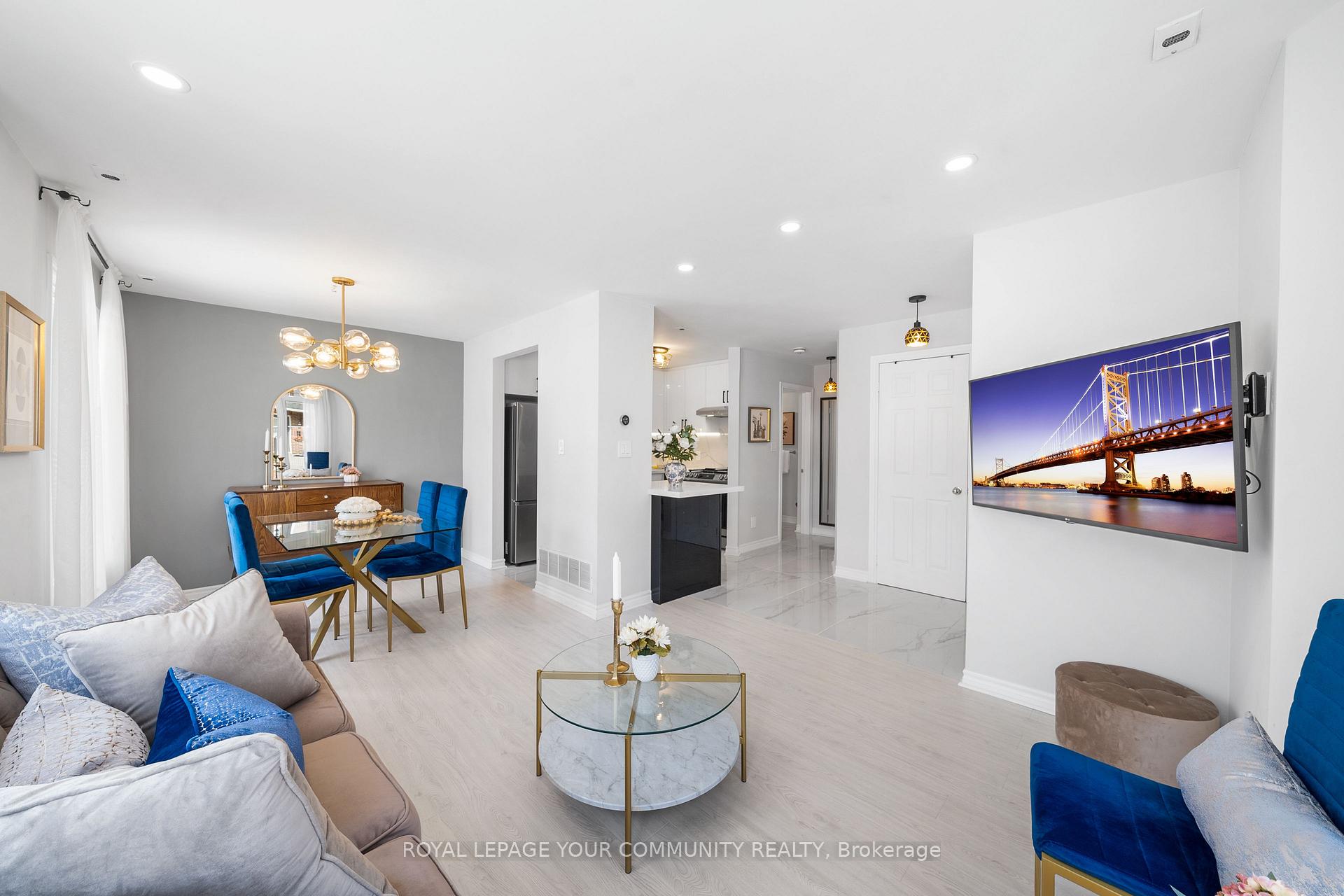 3 Bedrooms Condo at 151 Townsgate,  Vaughan For sale