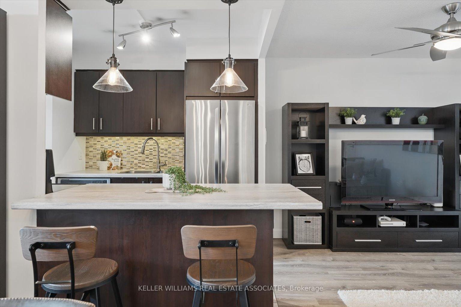 2 Bedrooms Condo at 966 Inverhouse, Mississauga For sale