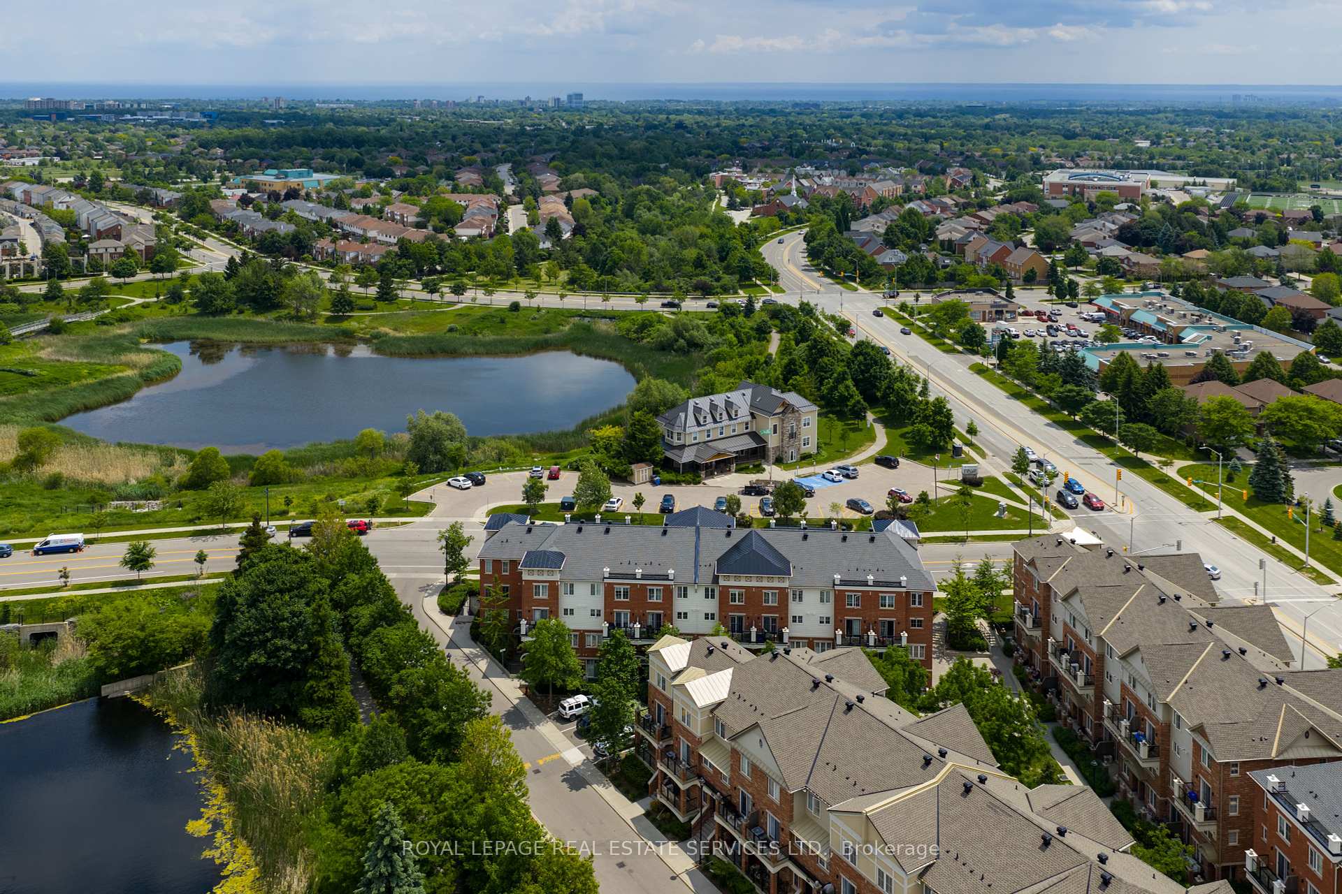 2 Bedrooms Condo at 15 Hays, Oakville For sale