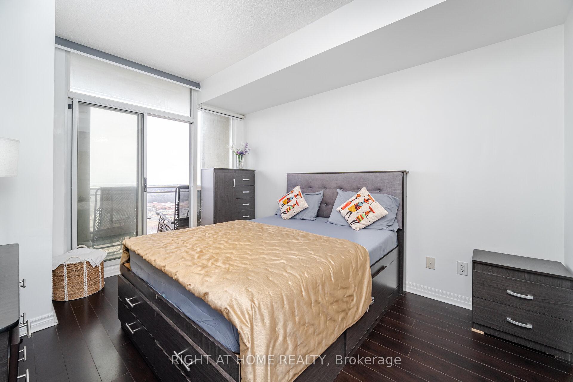 2 Bedrooms Condo at 225 Webb, Mississauga For sale