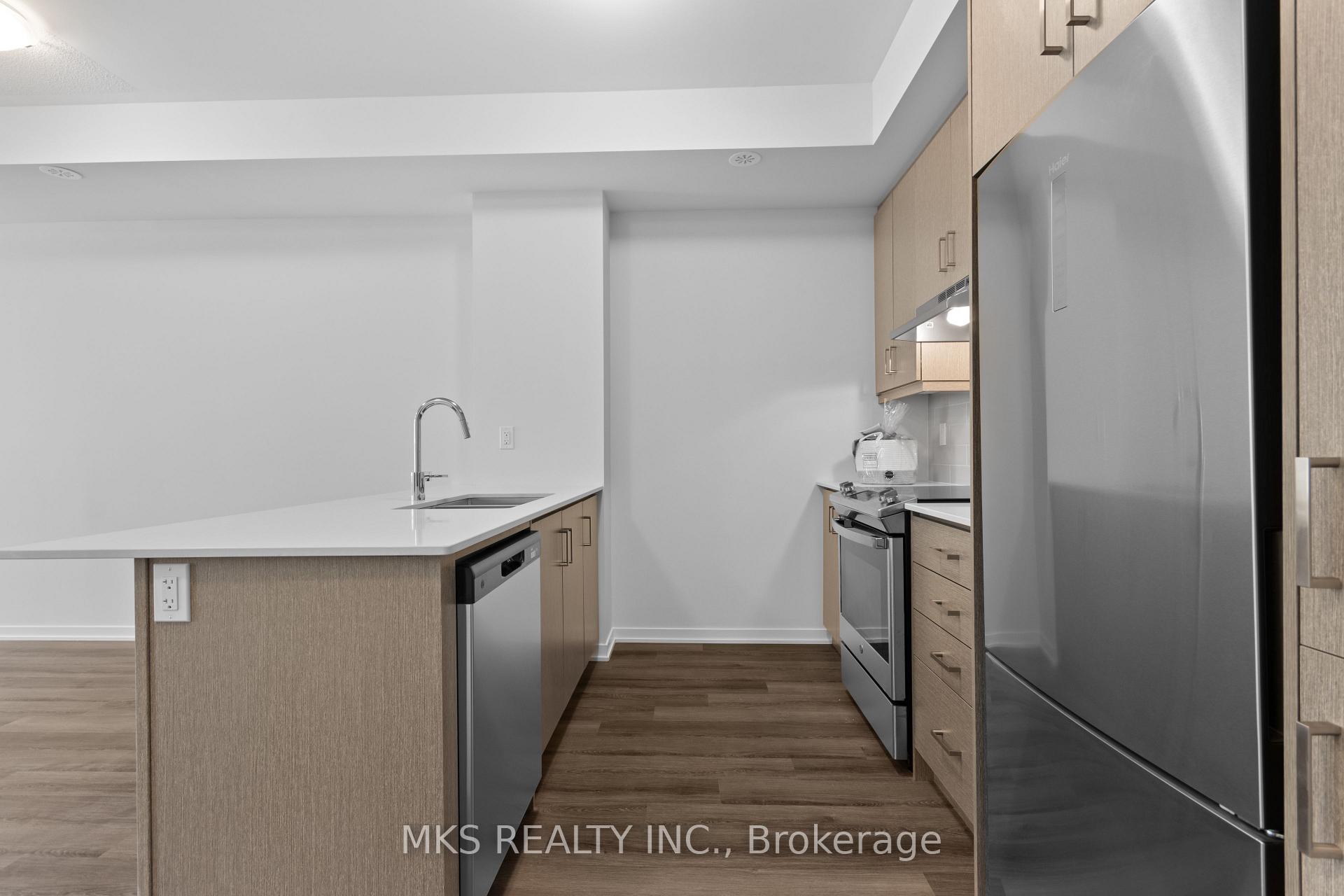 3 Bedrooms Condo at 121 Honeycrisp,  Vaughan For sale