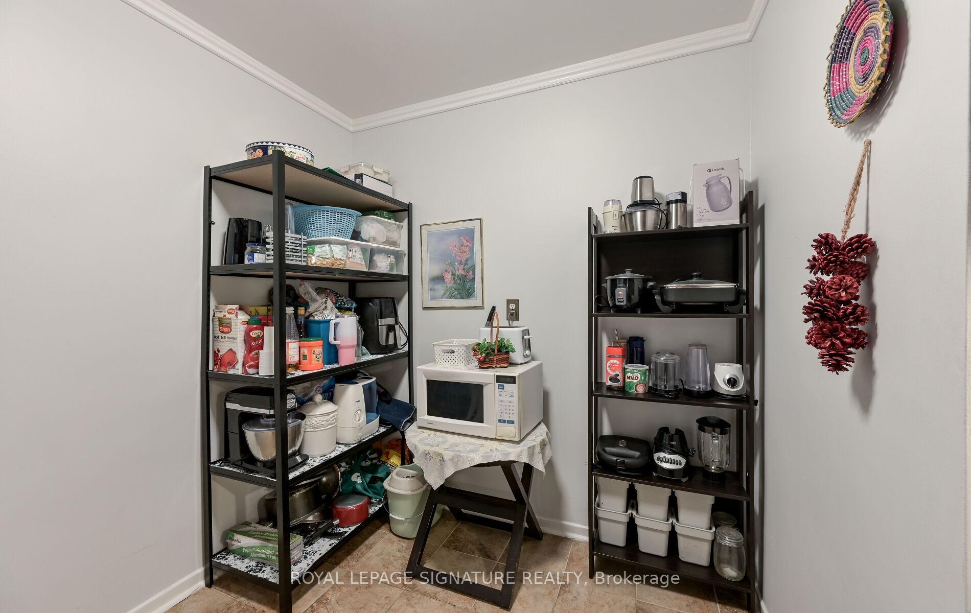 4 Bedrooms Condo at 2323 Confederation, Mississauga For sale