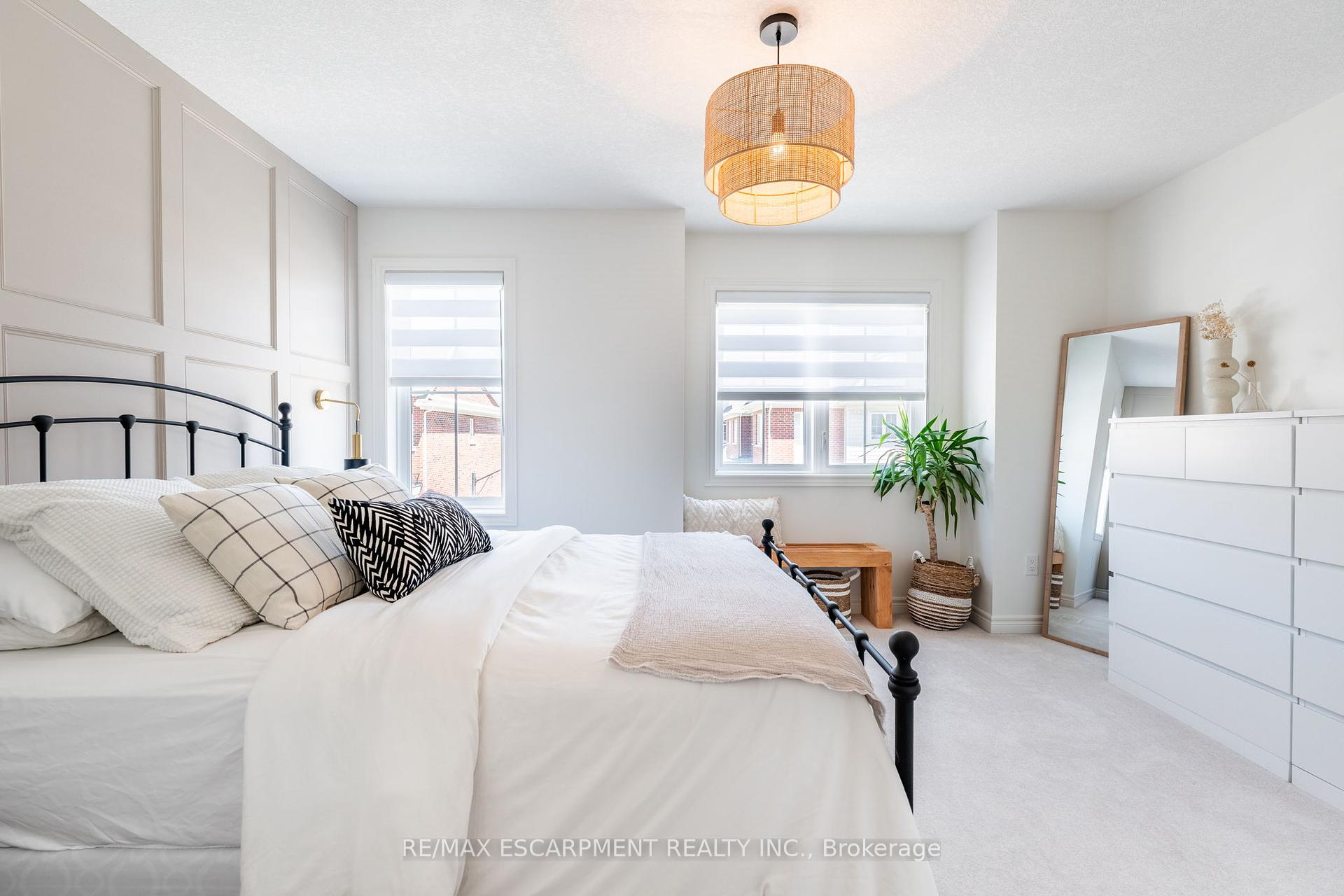 2 Bedrooms Condo at 181 Plains, Burlington For sale
