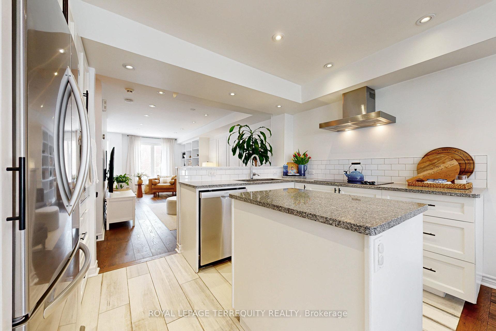 3 Bedrooms Condo at 25 Laidlaw, Toronto For sale