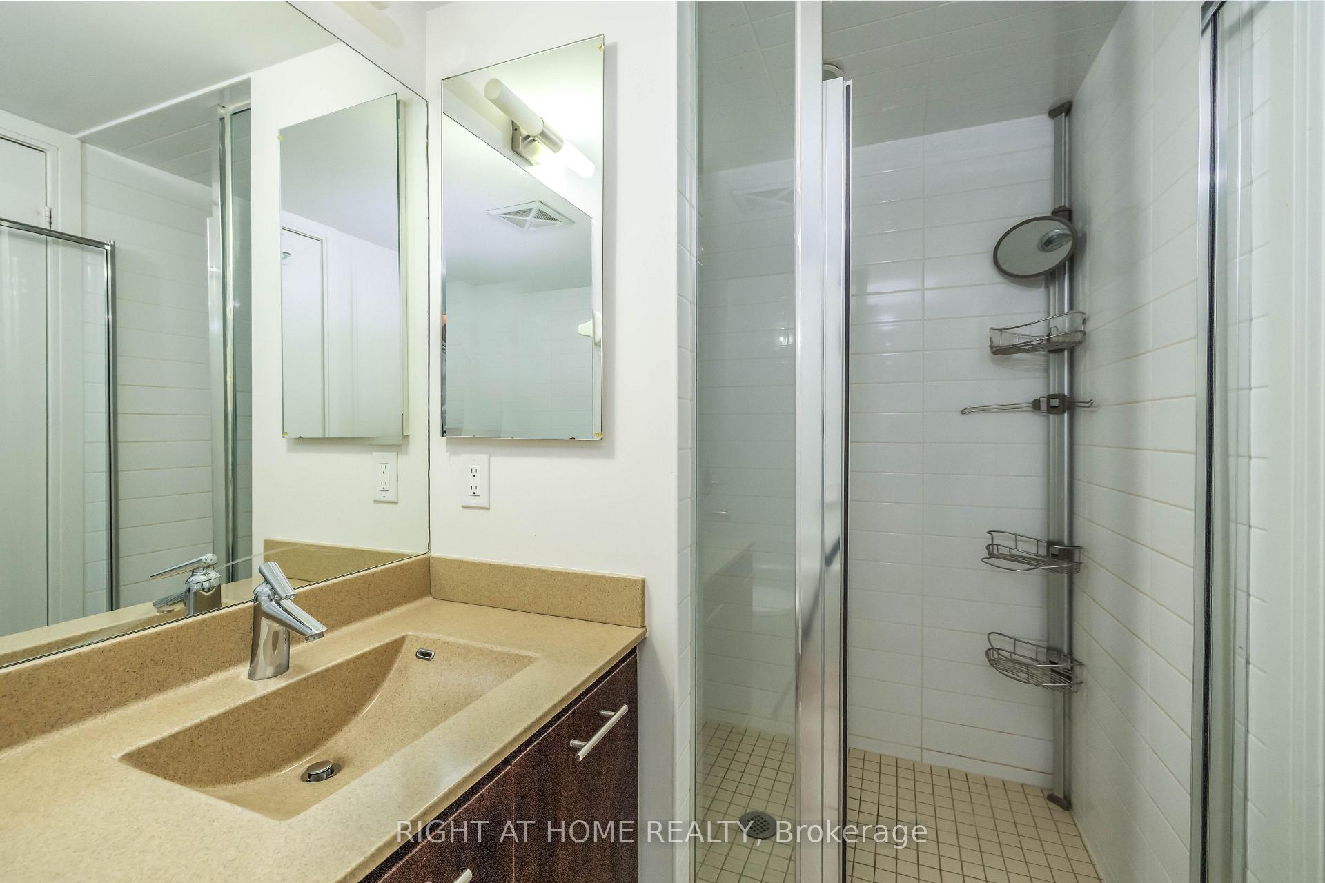 3 Bedrooms Condo at 125 Village Green,  Toronto For sale