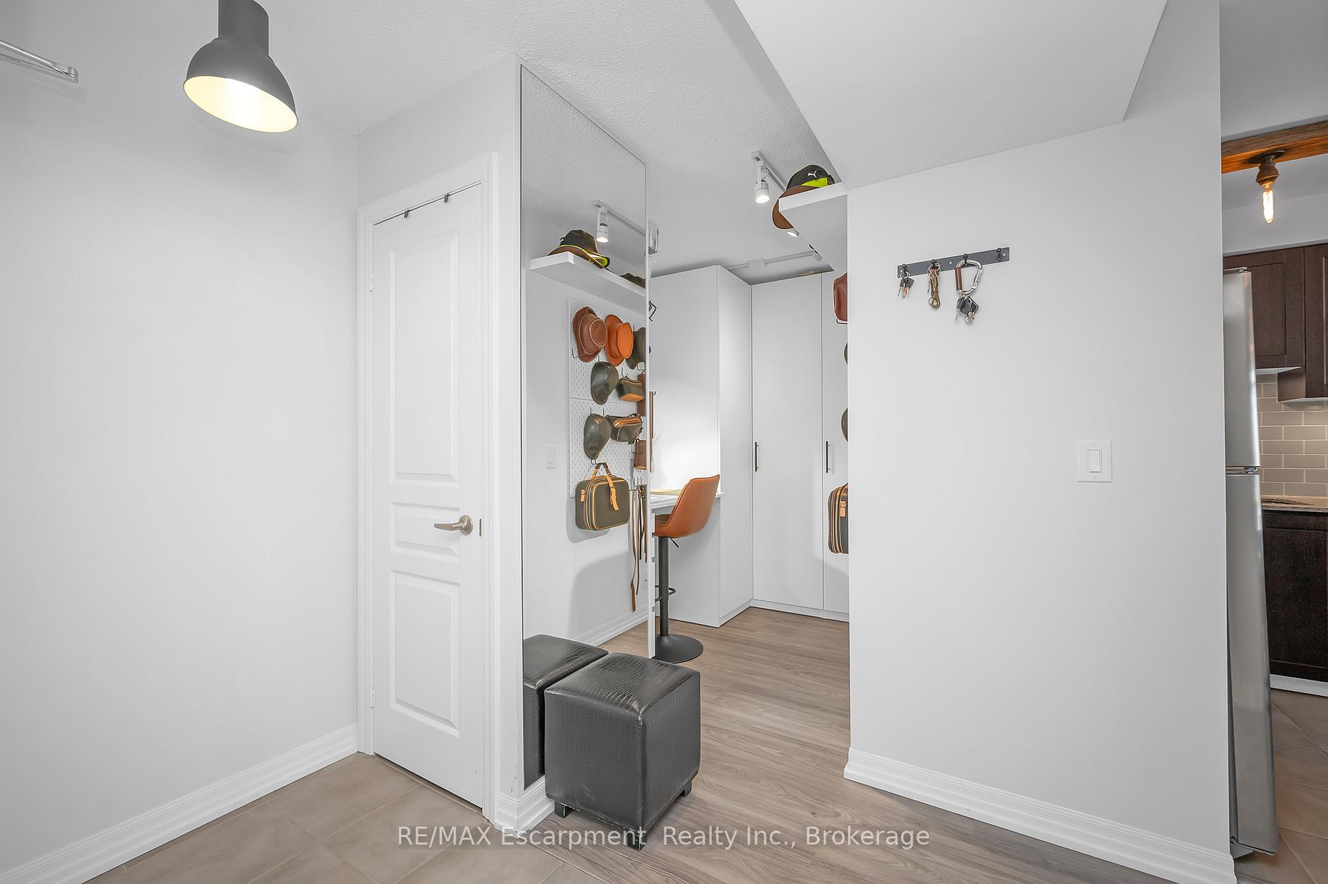 2 Bedrooms Condo at 1940 Ironstone, Burlington For sale
