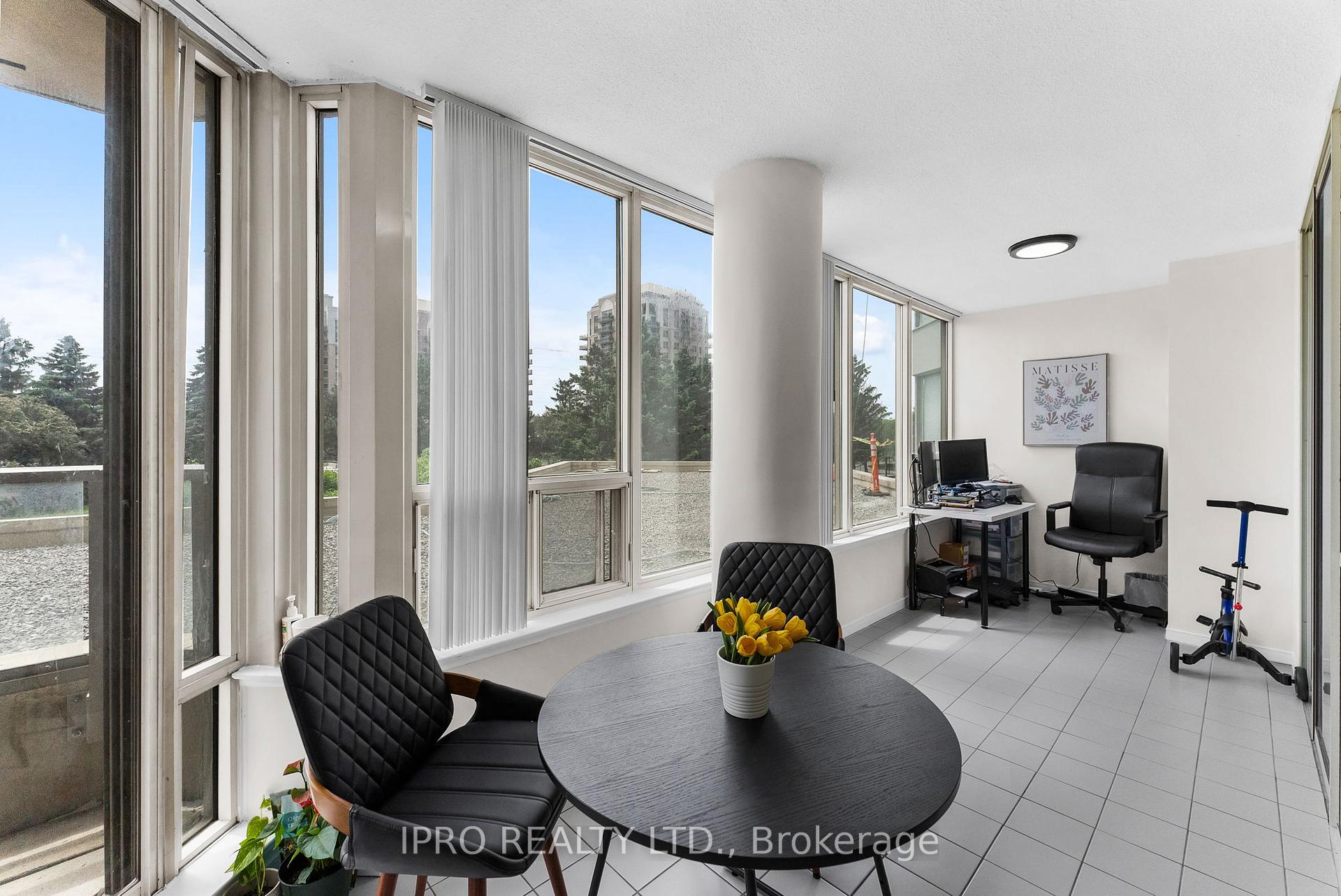 3 Bedrooms Condo at 700 Constellation, Mississauga For sale