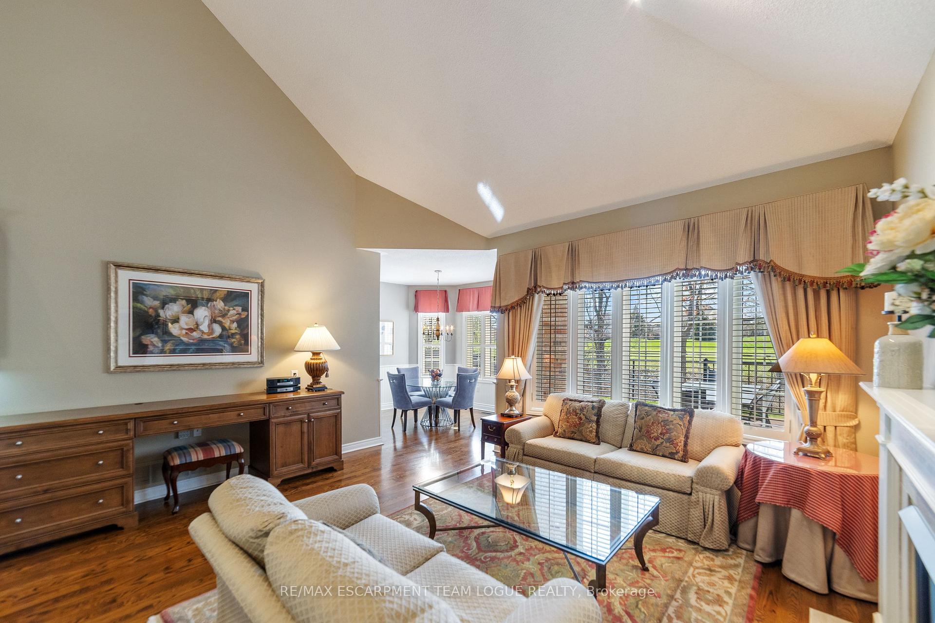 3 Bedrooms Semi-Detached at 4144 STONEBRIDGE,  Burlington For sale