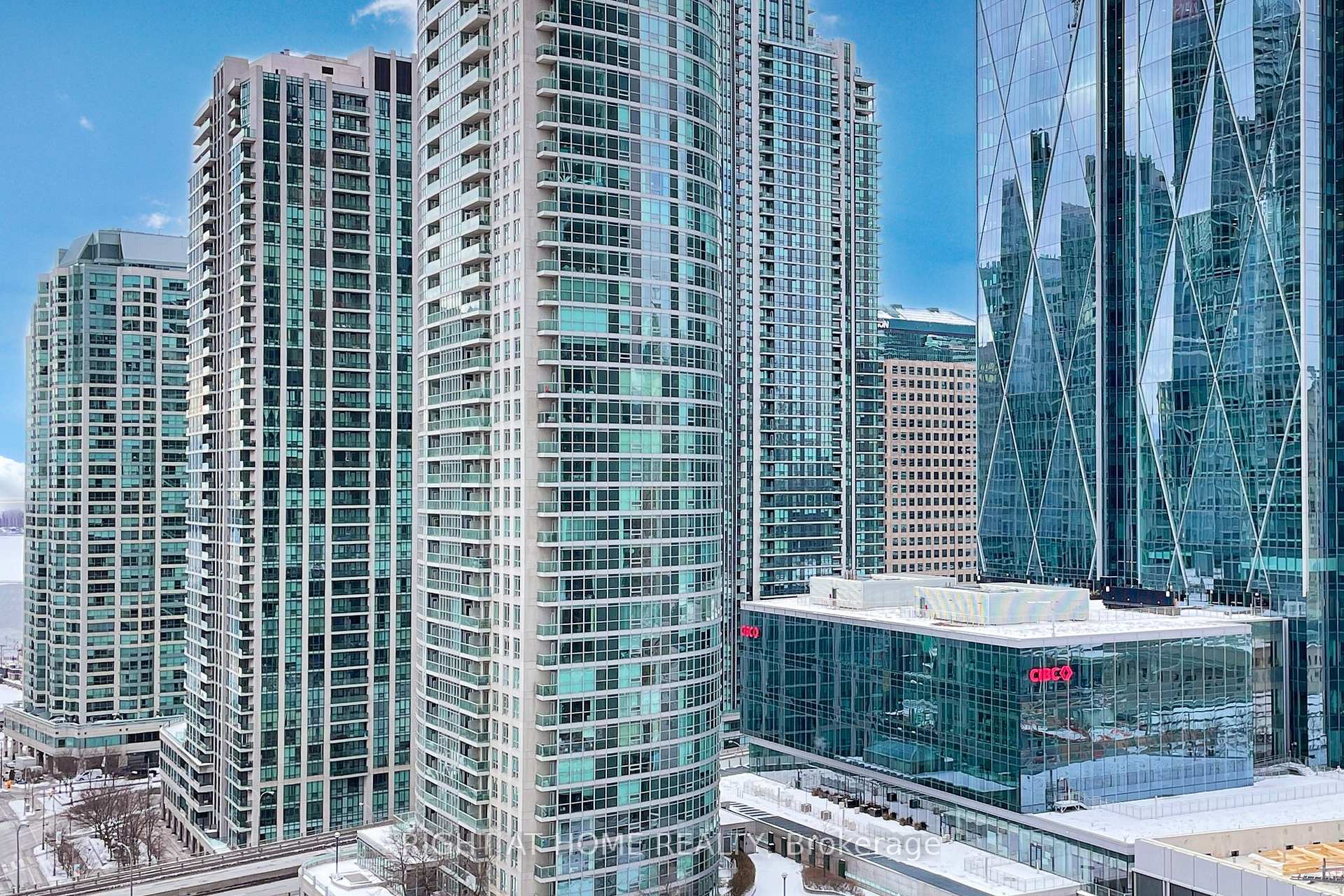 3 Bedrooms Condo at 8 The Esplanade, Toronto For sale