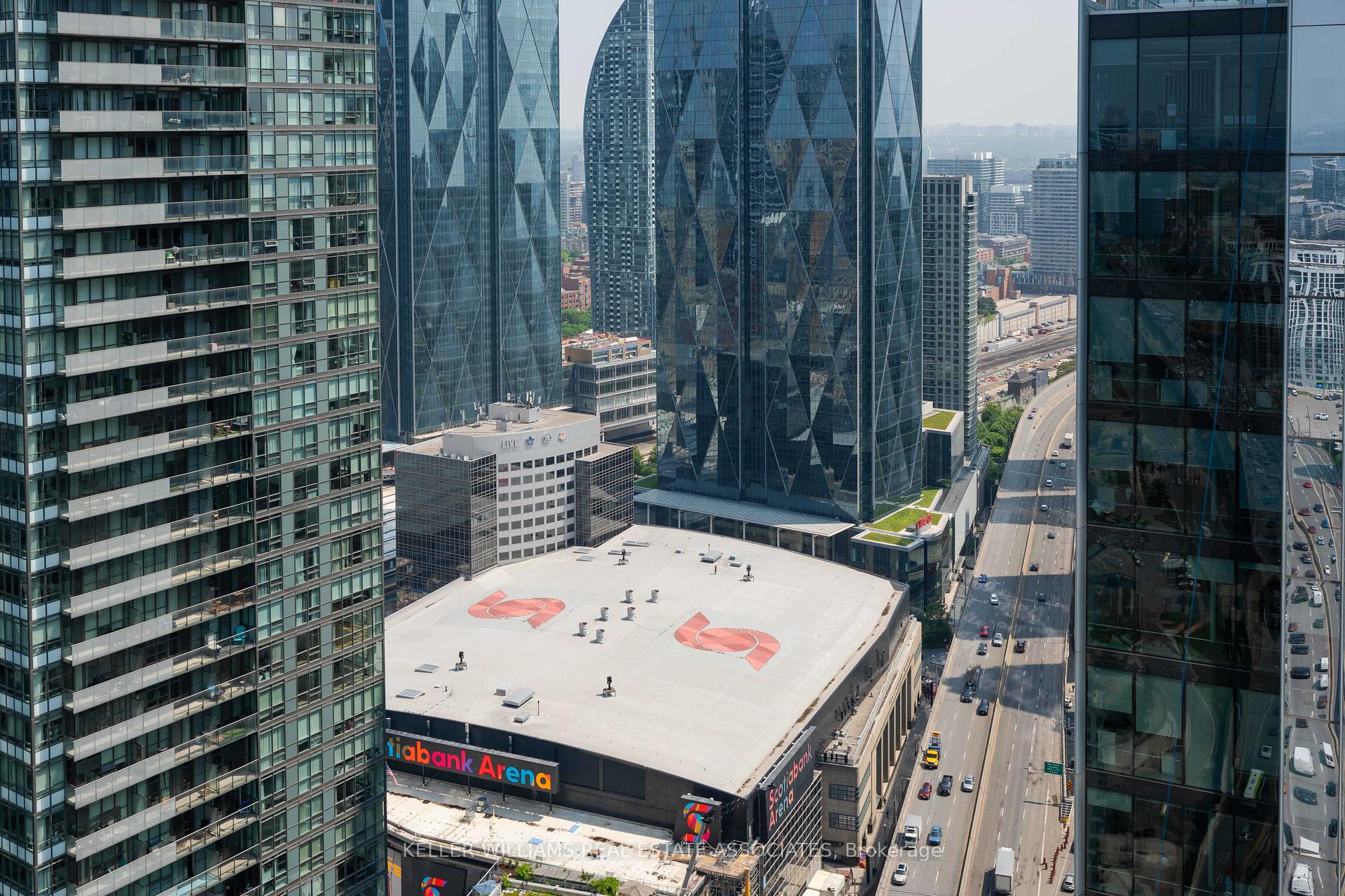 2 Bedrooms Condo at 10 York, Toronto For sale