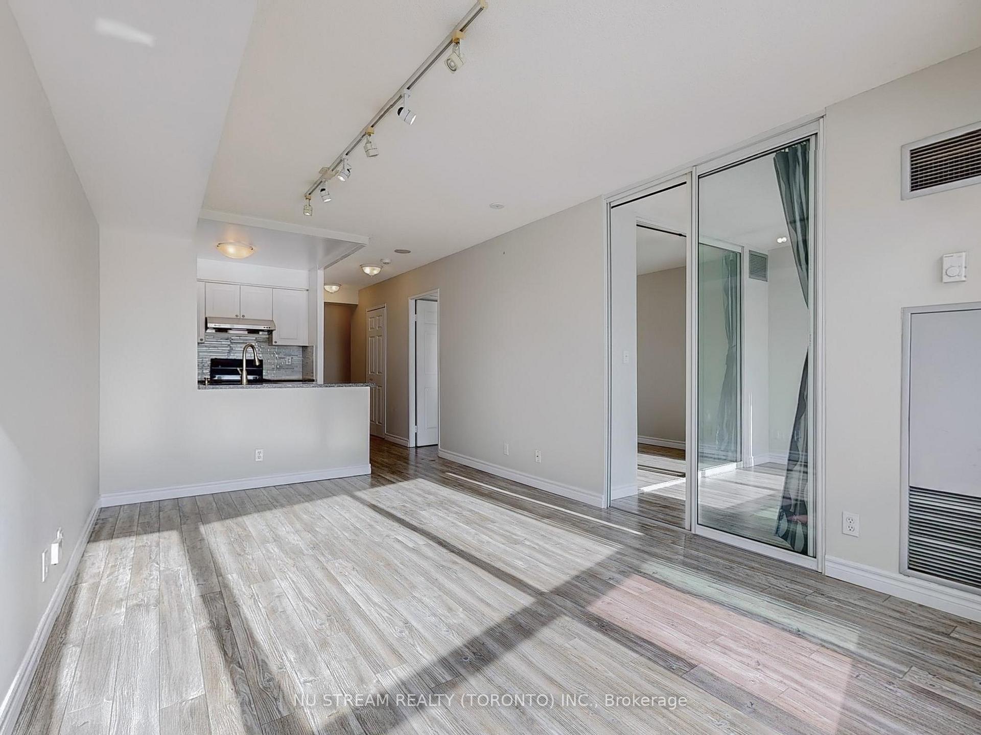 2 Bedrooms Condo at 18 Lee Centre,  Toronto For sale