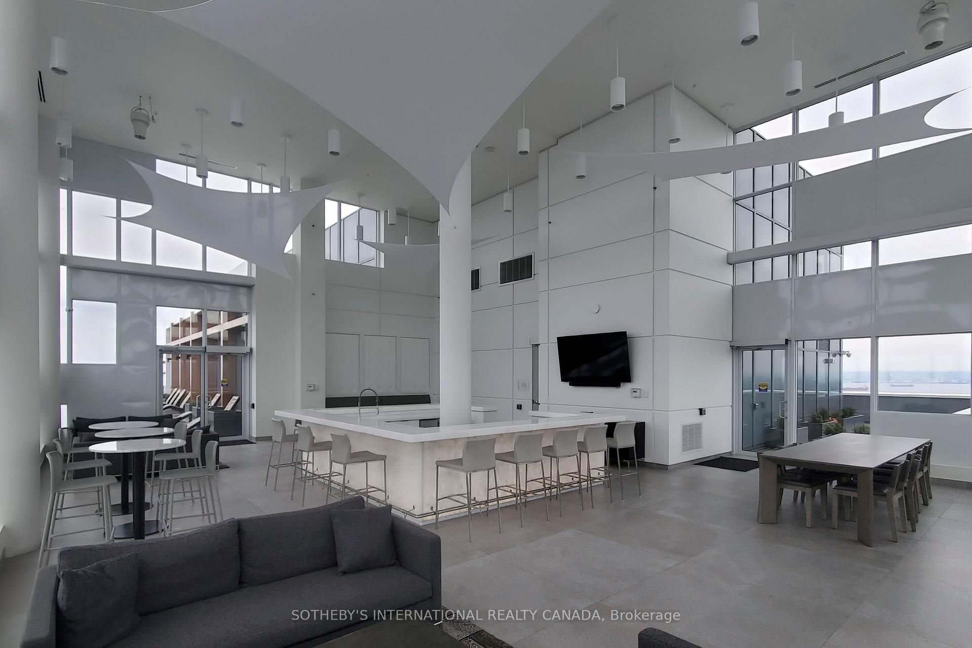 2 Bedrooms Condo at 500 Brock, Burlington For sale
