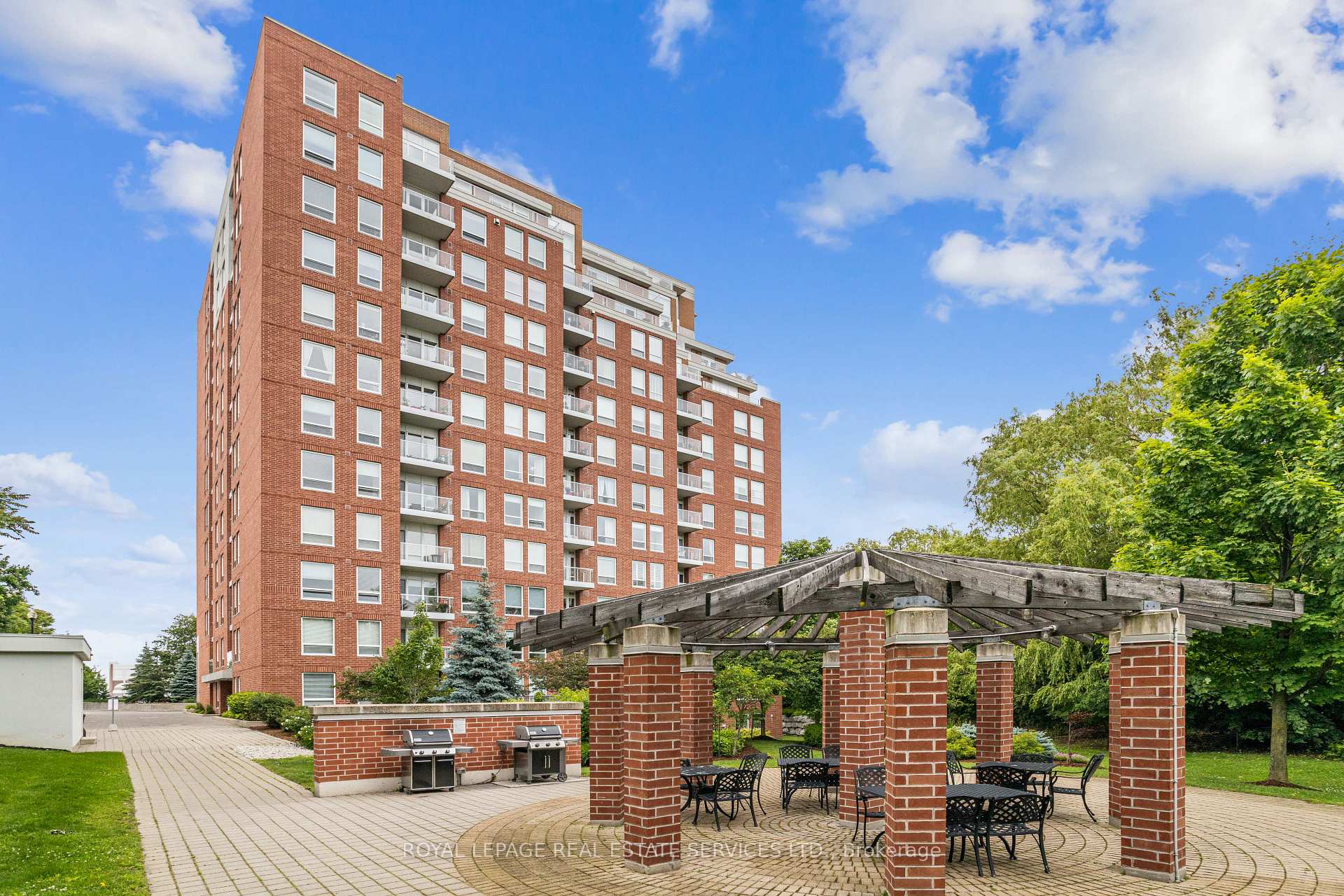 2 Bedrooms Condo at 40 Old Mill, Oakville For sale