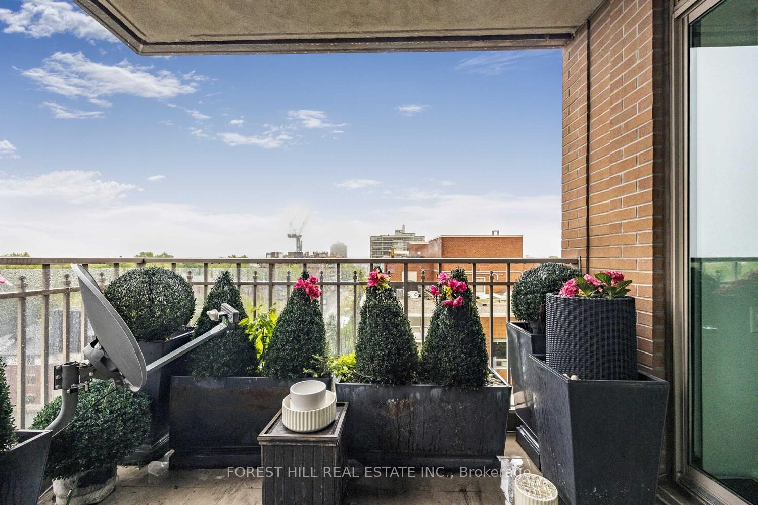 2 Bedrooms Condo at 155 St Clair, Toronto For sale