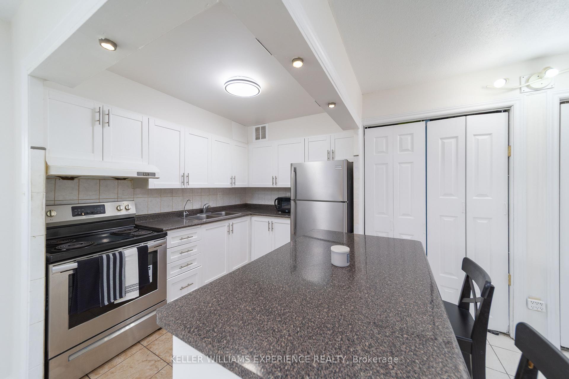 2 Bedrooms Condo at 180 Markham, Toronto For sale