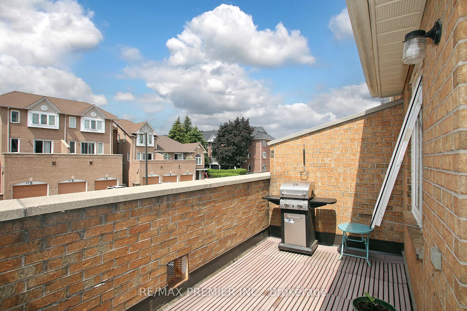 3 Bedrooms Condo at 45 Bristol, Mississauga For sale