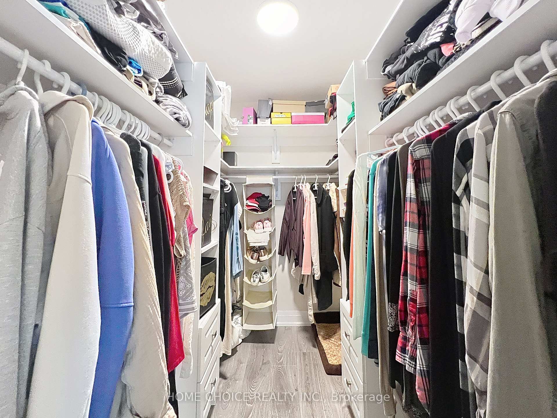 3 Bedrooms Condo at 15 La Rose, Toronto For sale