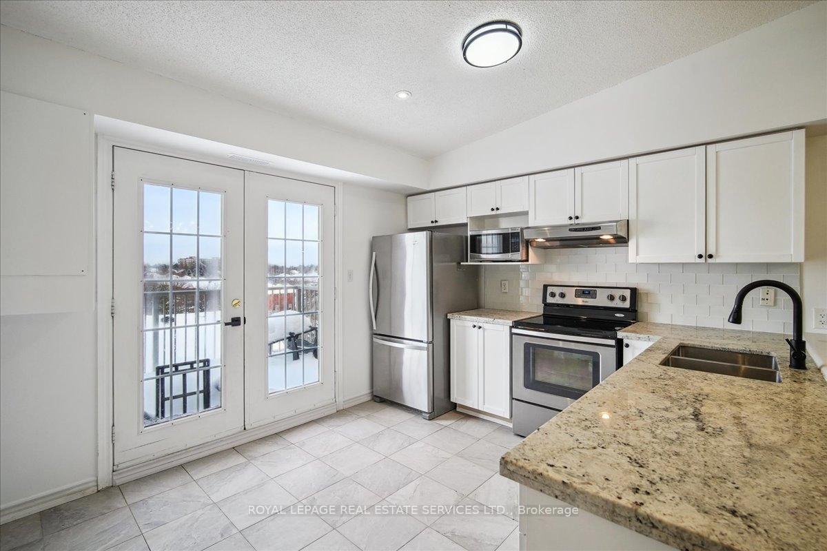 2 Bedrooms Condo at 1440 Bishops, Oakville For sale