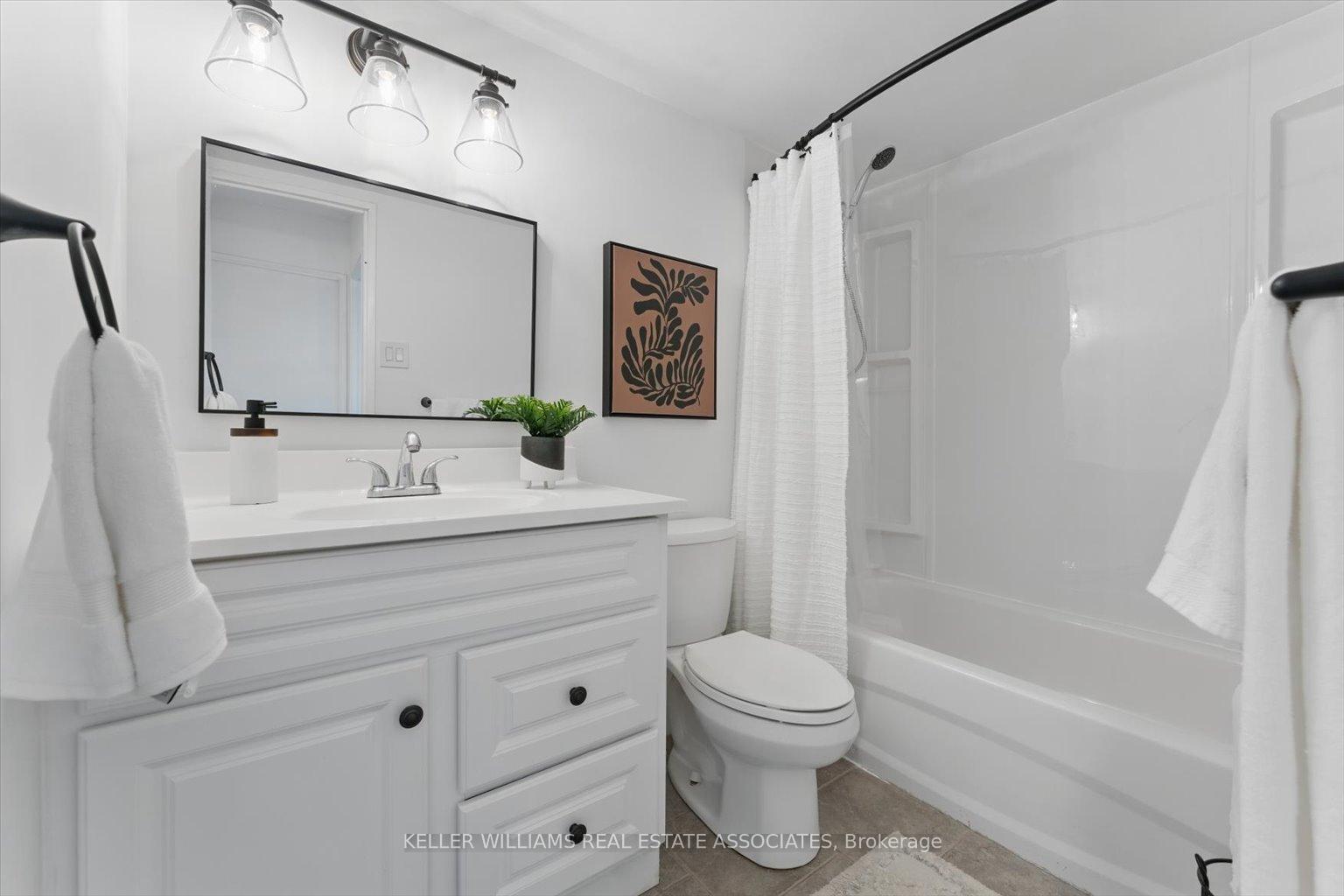 2 Bedrooms Condo at 966 Inverhouse, Mississauga For sale