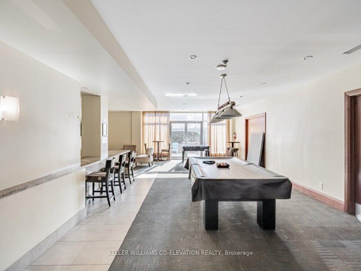 2 Bedrooms Condo at 330 Princess Royal, Mississauga For sale