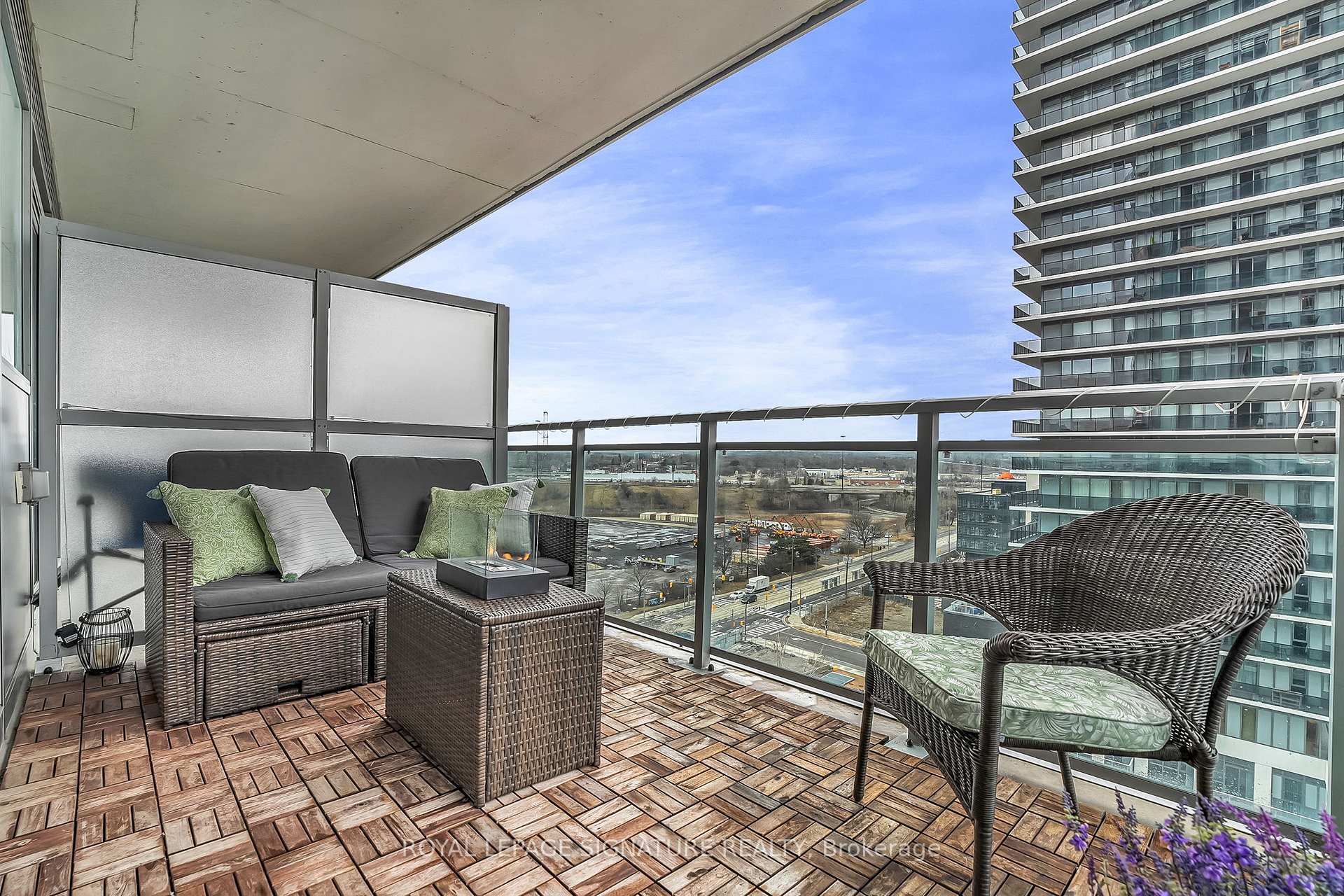 1 Bedroom Condo at 33 Shore Breeze,  Toronto For sale