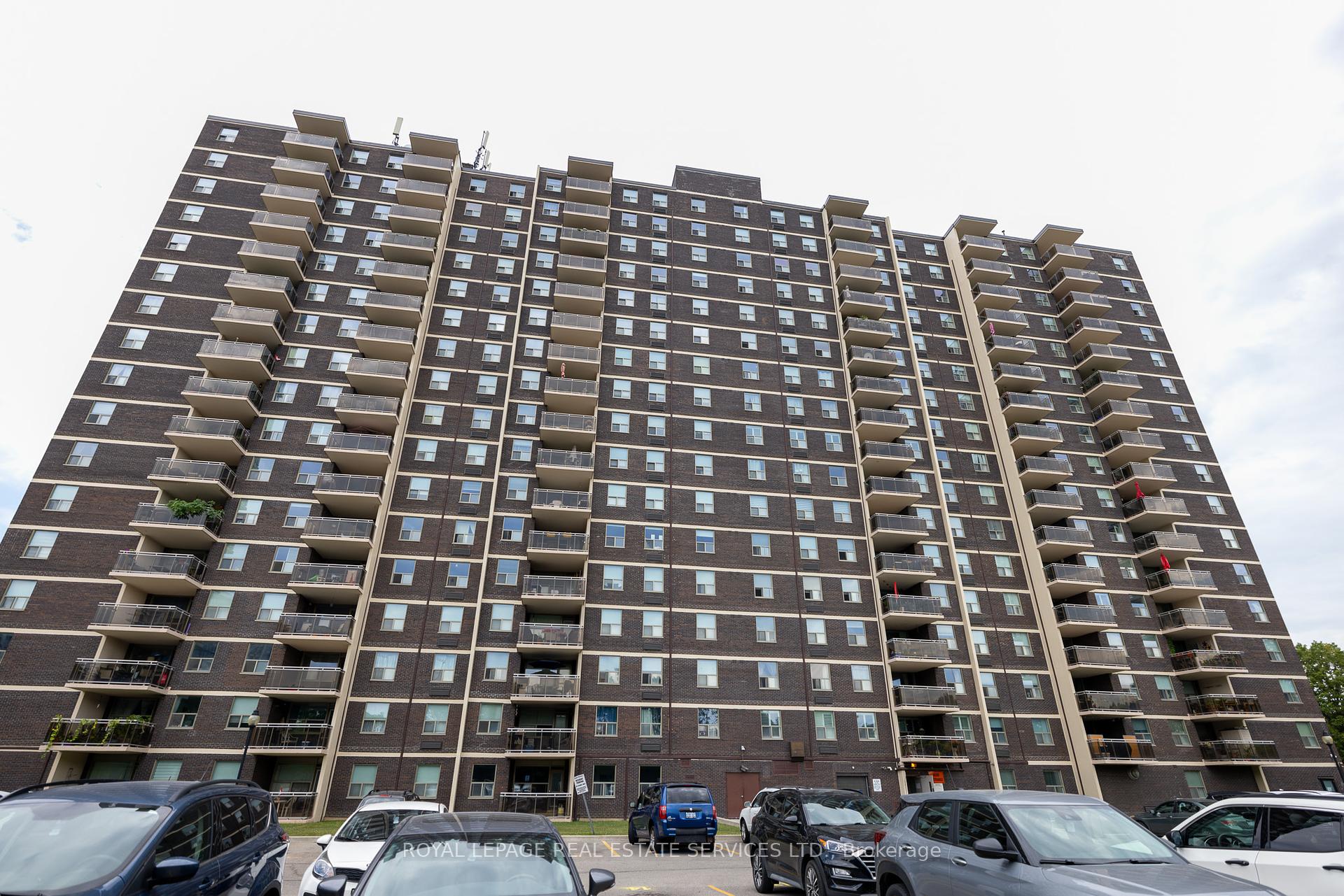 3 Bedrooms Condo at 966 Inverhouse,  Mississauga For sale