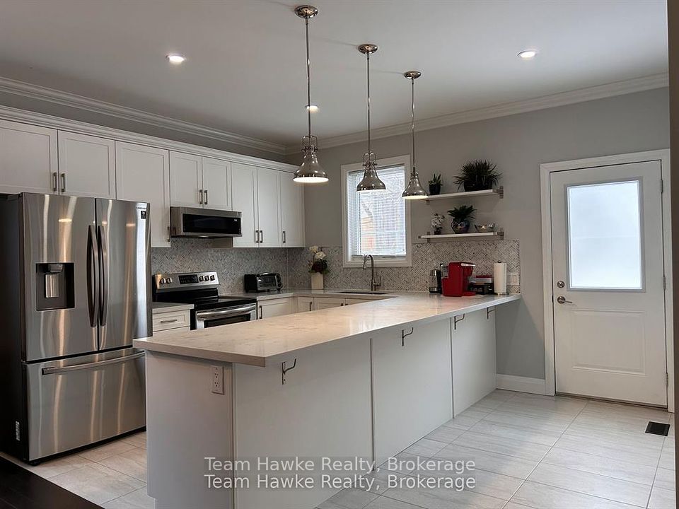 152 Bishop Drive, Barrie, ON L4N 6X8