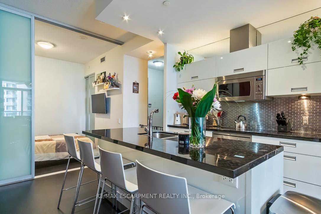 2 Bedrooms Condo at 88 Park Lawn,  Toronto For sale