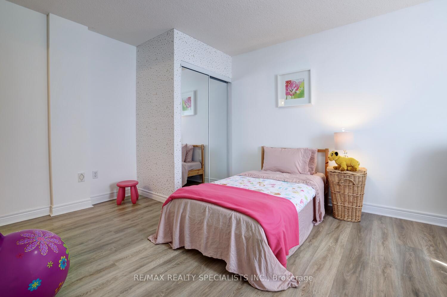 4 Bedrooms Condo at 1128 Dundas, Mississauga For sale