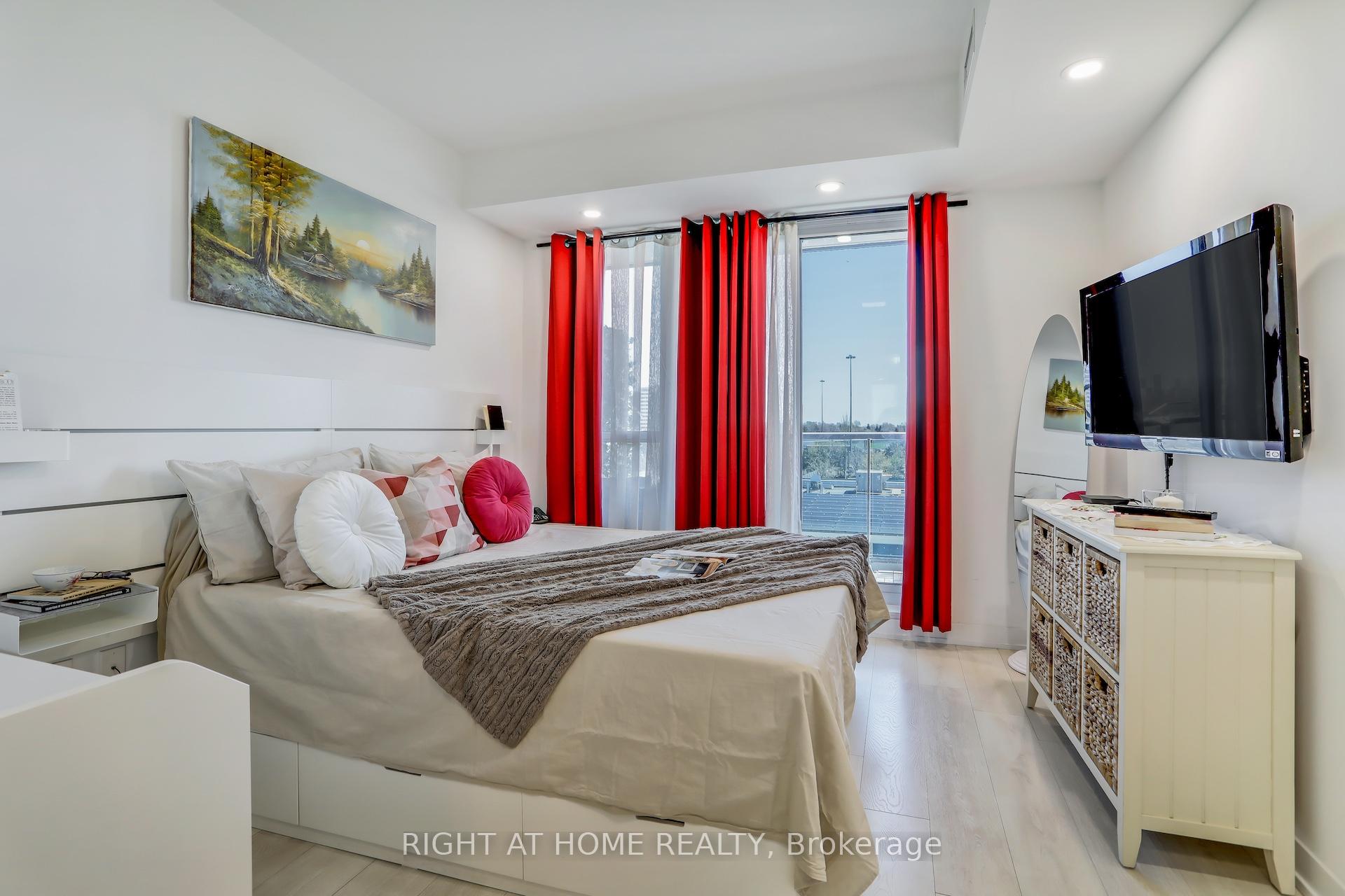 4 Bedrooms Condo at 31 Tippett, Toronto For sale
