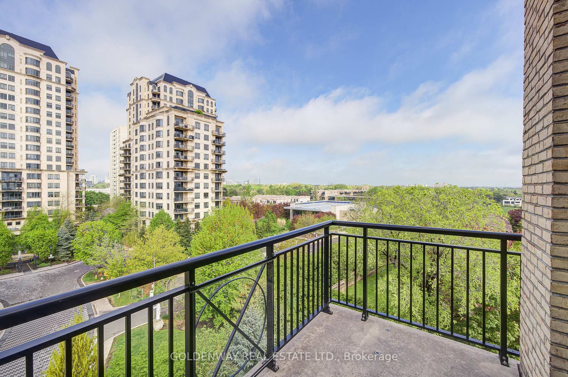 2 Bedrooms Condo at 676 Sheppard, Toronto For sale