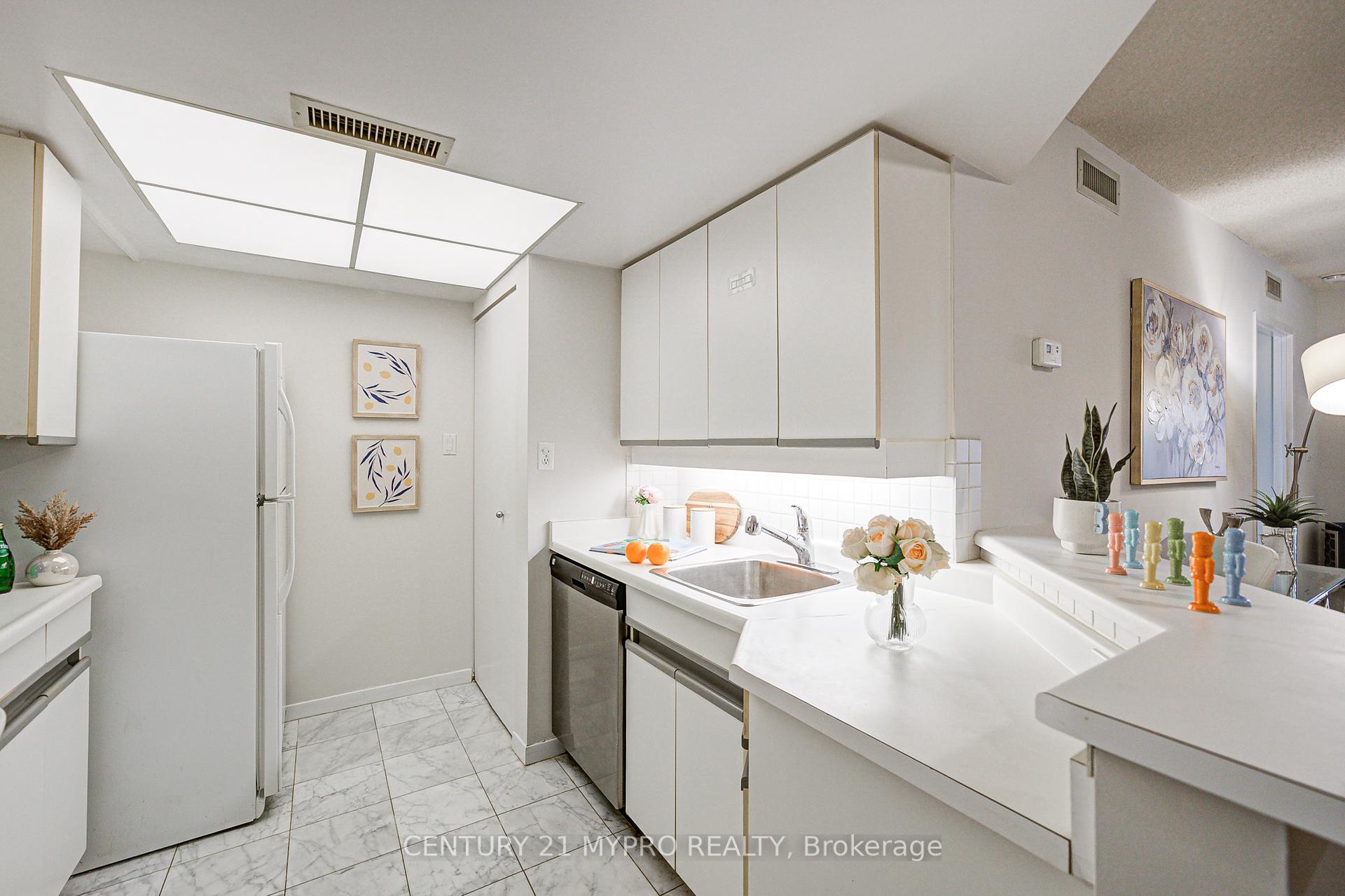2 Bedrooms Condo at 1001 Bay, Toronto For sale