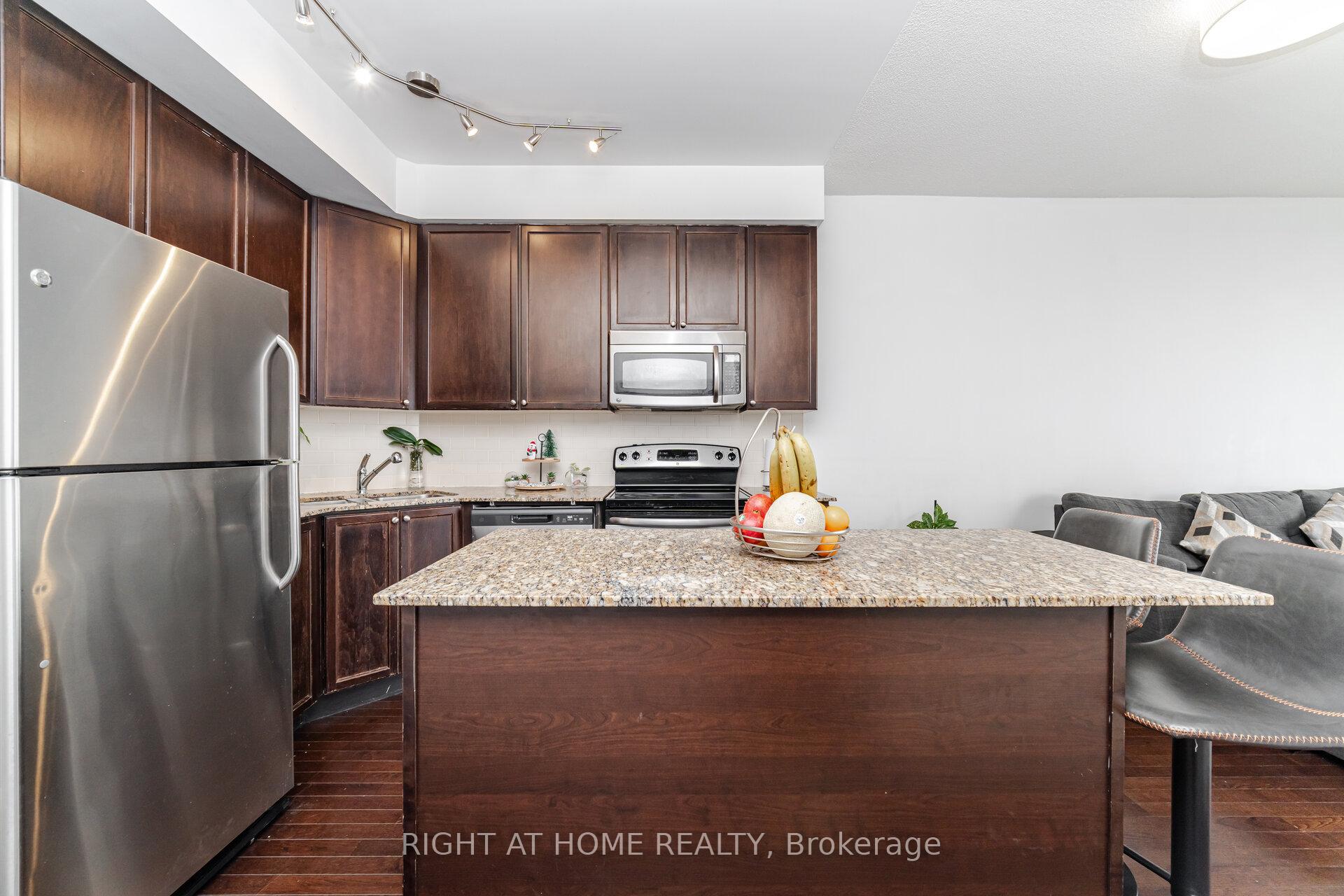 2 Bedrooms Condo at 225 Webb, Mississauga For sale