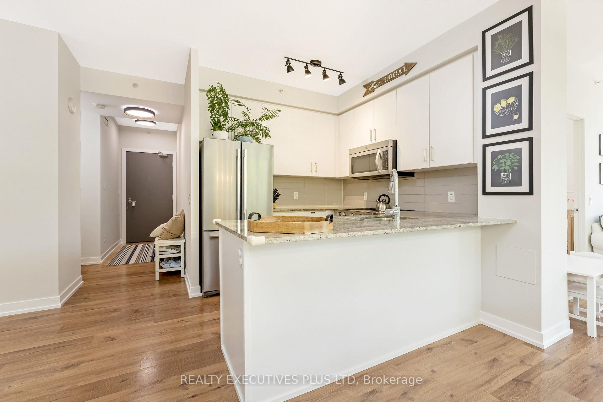 3 Bedrooms Condo at 8 Fieldway, Toronto For sale