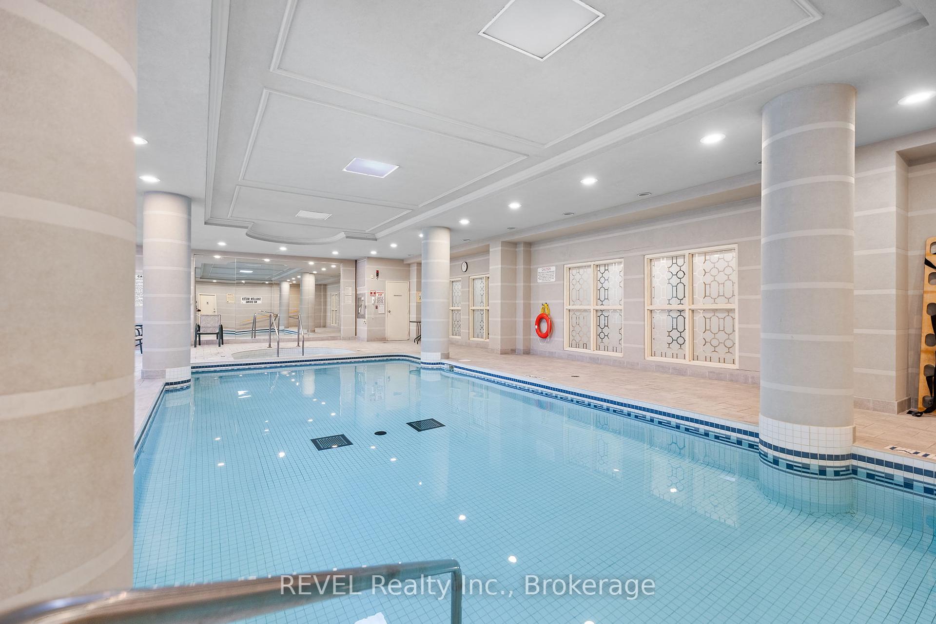 2 Bedrooms Condo at 442 Maple, Burlington For sale