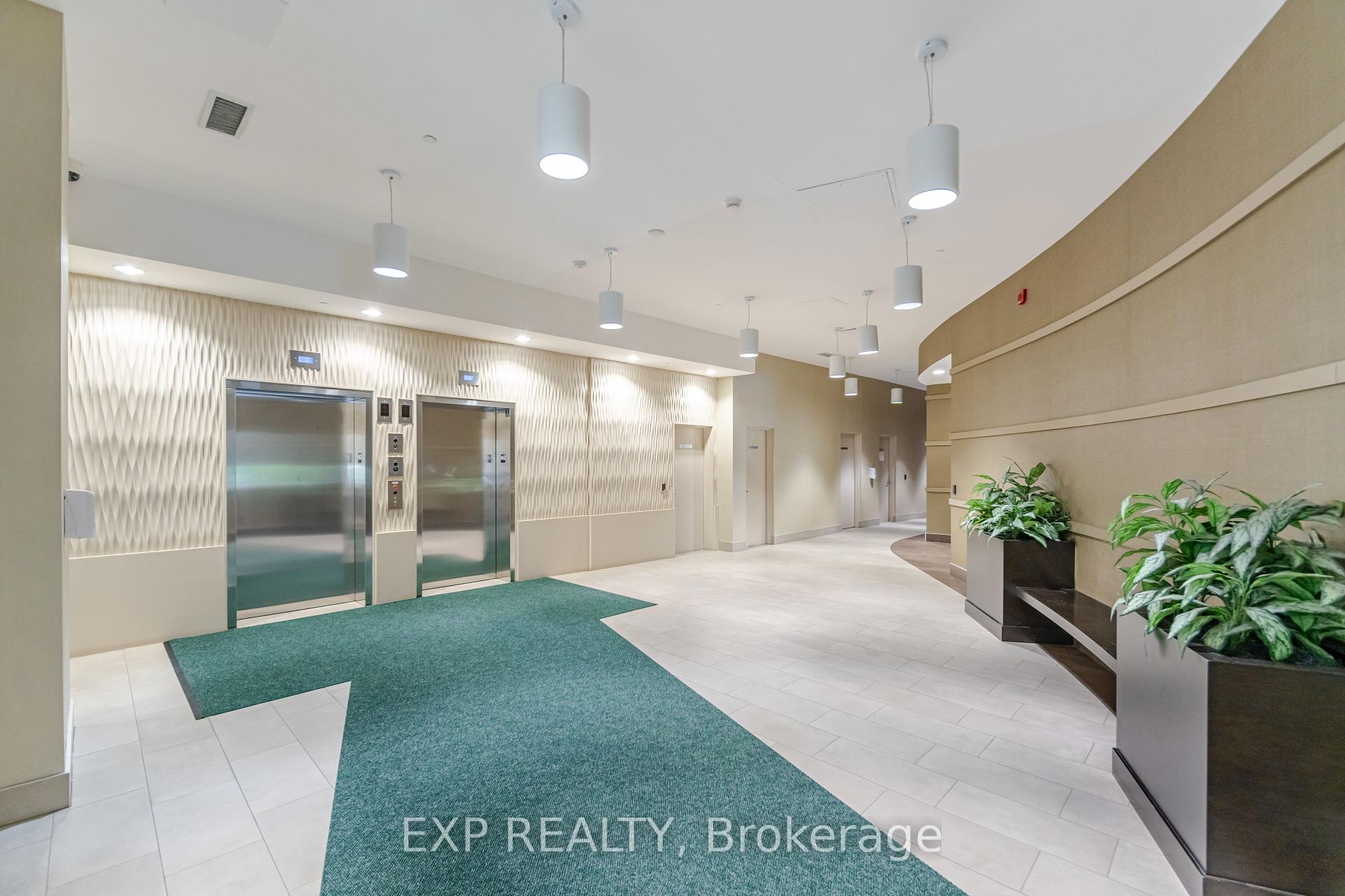 3 Bedrooms Condo at 216 Oak Park, Oakville For sale