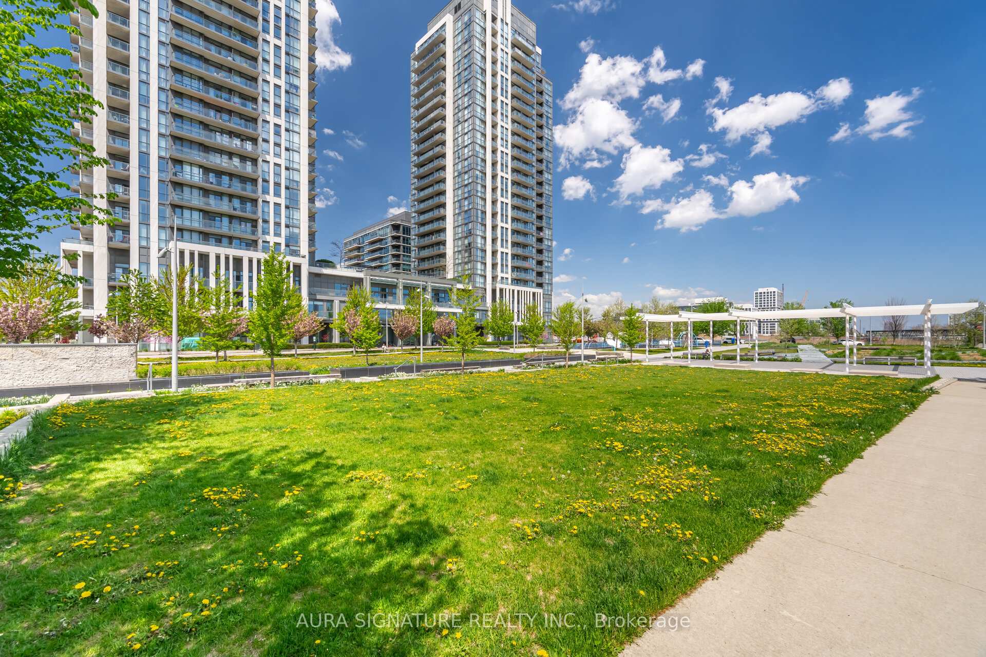 2 Bedrooms Condo at 15 Zorra, Toronto For sale